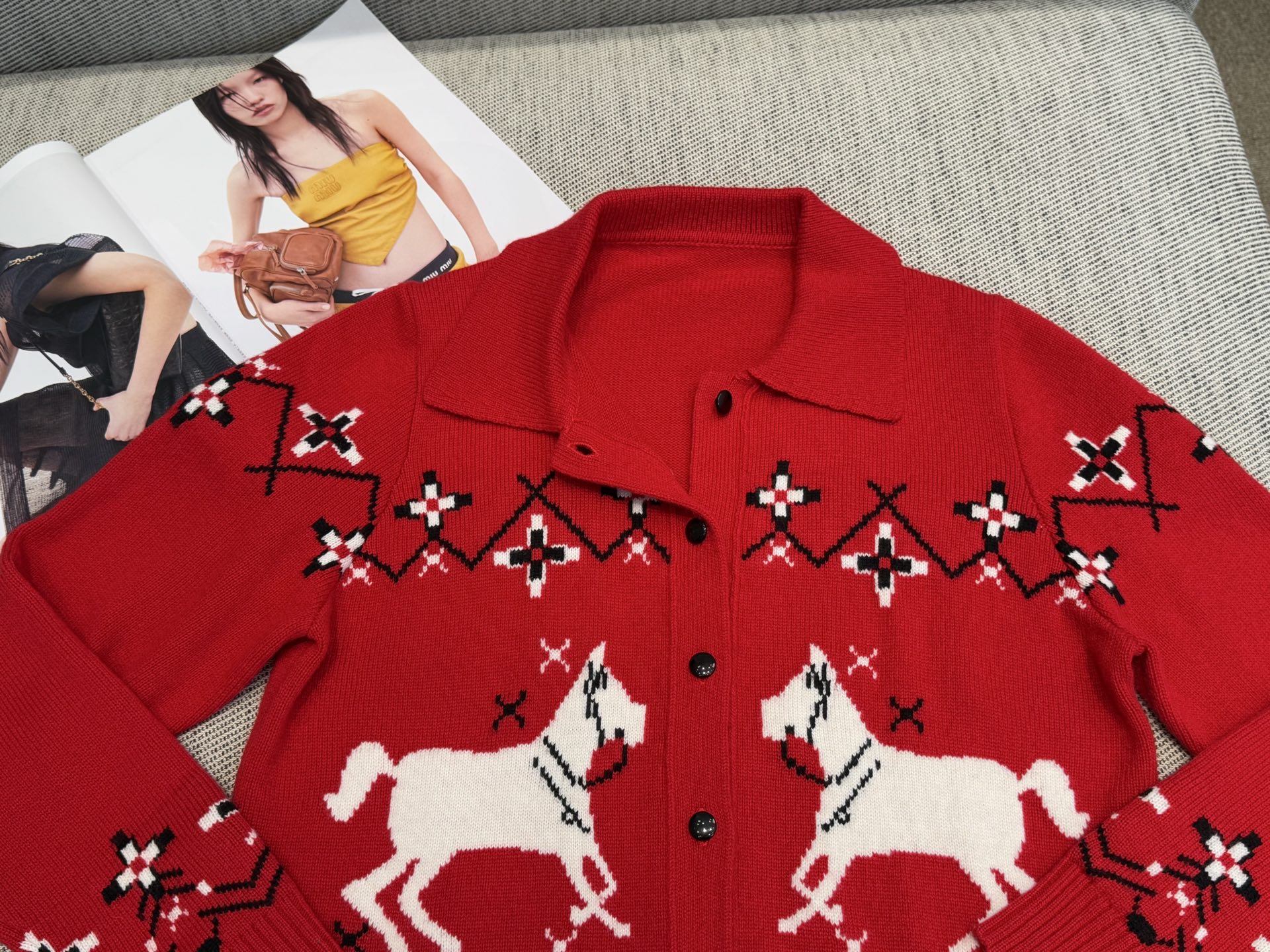 ER｜小马翻领开衫🔴100%绵羊毛时尚经典的费尔岛毛衣，几何提花图案，由ADF提花工艺实现，融合小马图案