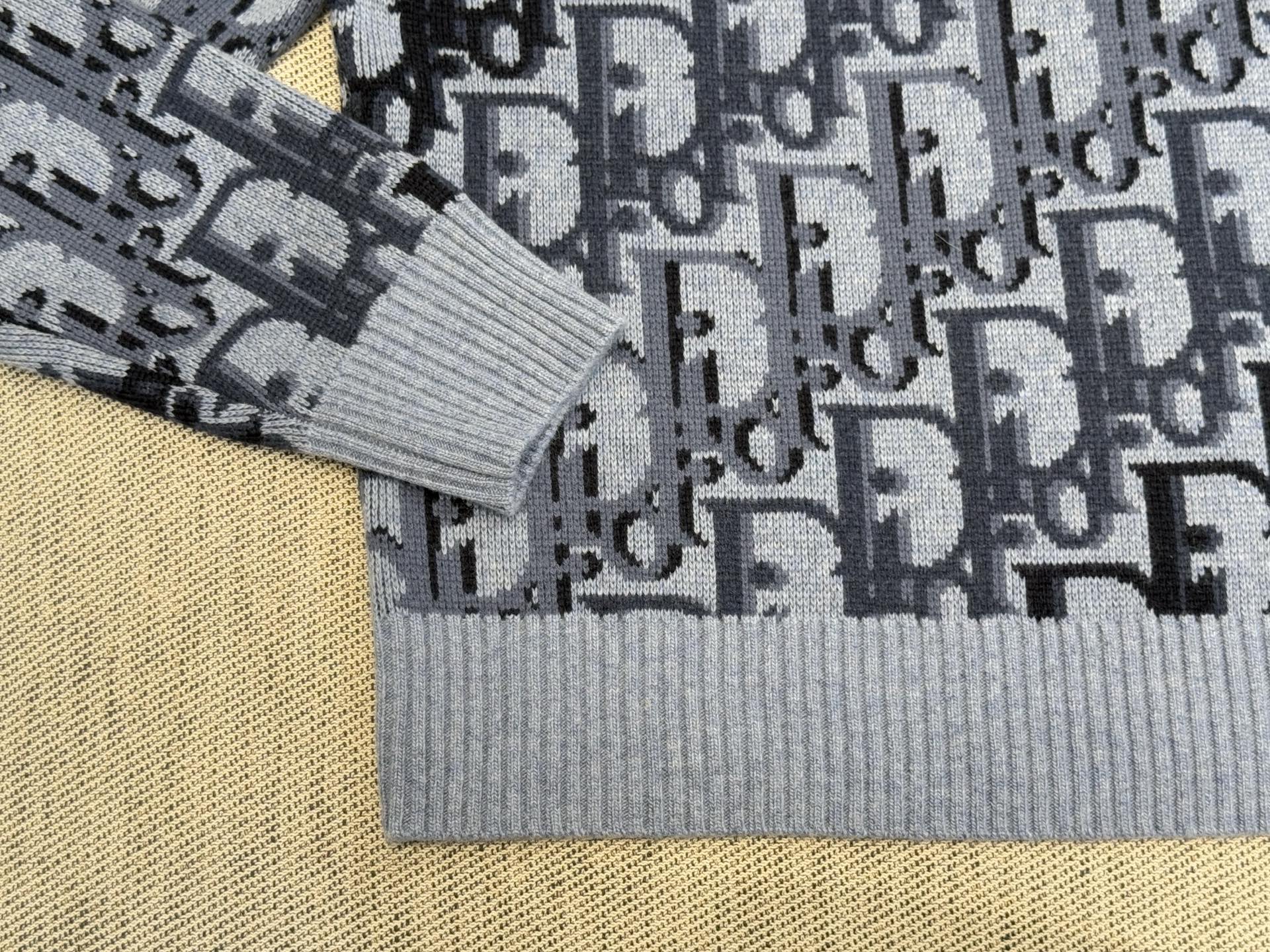 CD｜渐变D字母长袖🔵100%绵羊毛圆领长袖套头，通体饰以多色渐变Oblique 印花，醒目吸睛，搭配罗