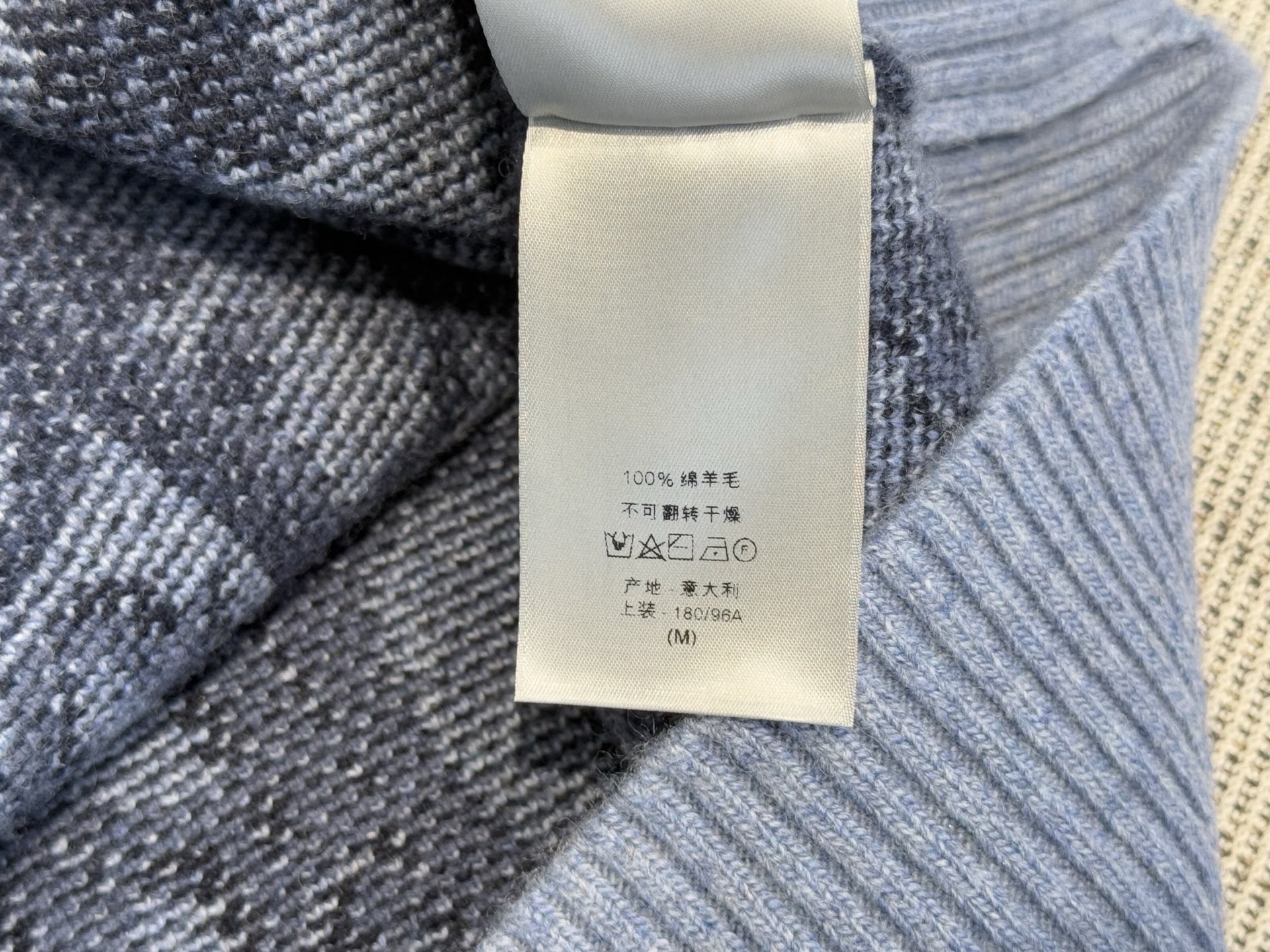 CD｜渐变D字母长袖🔵100%绵羊毛圆领长袖套头，通体饰以多色渐变Oblique 印花，醒目吸睛，搭配罗