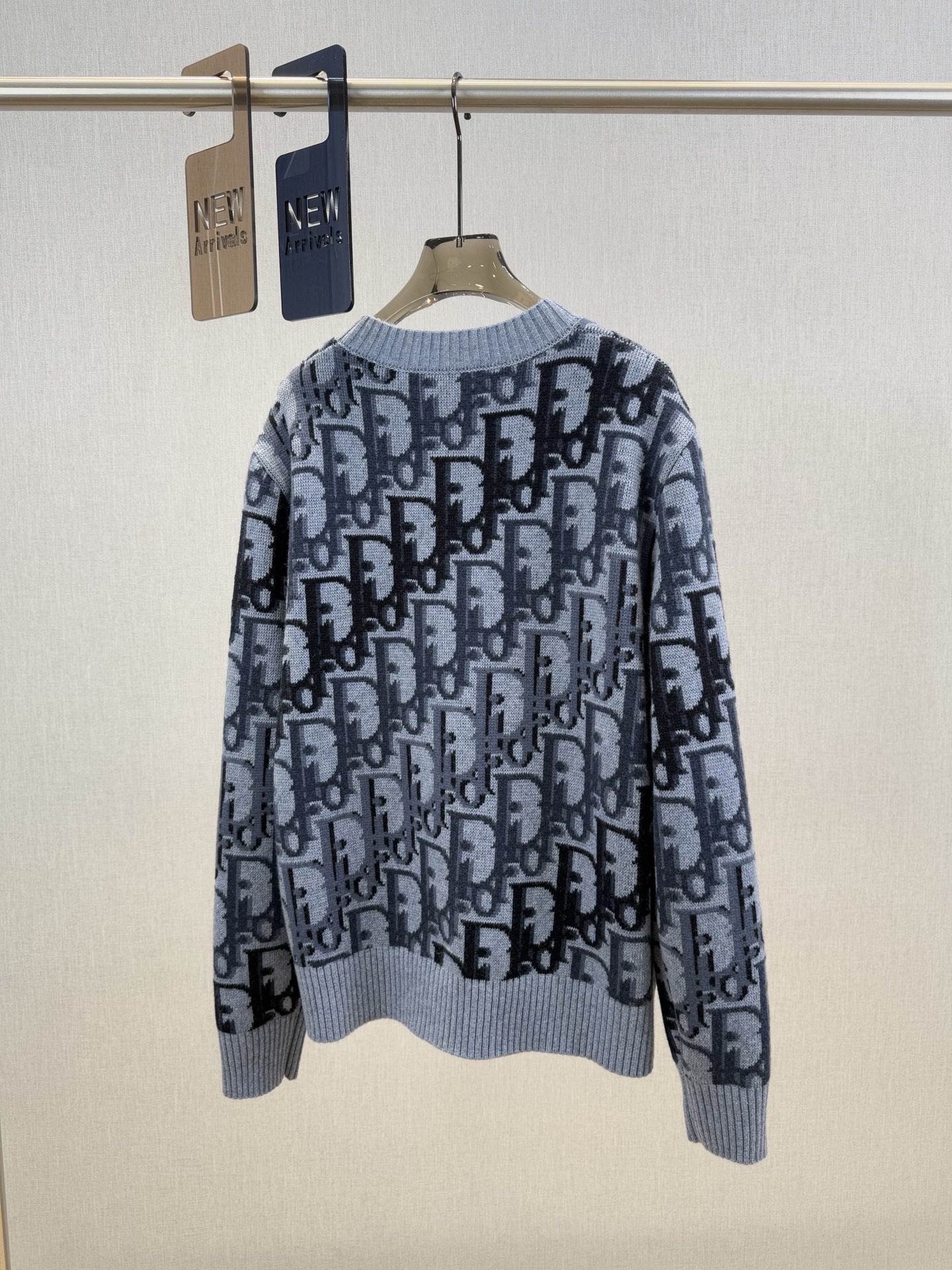 CD｜渐变D字母长袖🔵100%绵羊毛圆领长袖套头，通体饰以多色渐变Oblique 印花，醒目吸睛，搭配罗