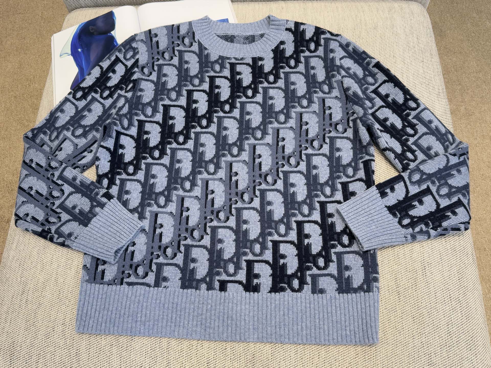 CD｜渐变D字母长袖🔵100%绵羊毛圆领长袖套头，通体饰以多色渐变Oblique 印花，醒目吸睛，搭配罗