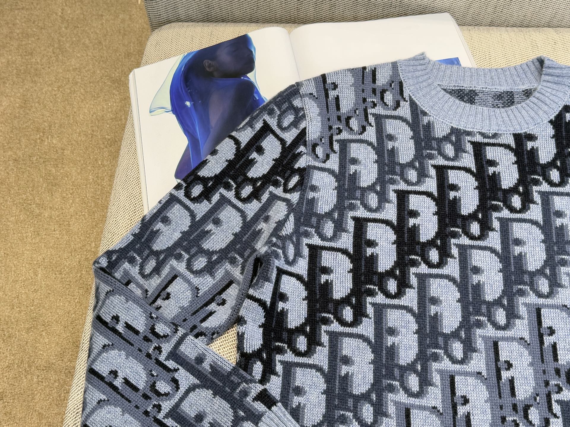 CD｜渐变D字母长袖🔵100%绵羊毛圆领长袖套头，通体饰以多色渐变Oblique 印花，醒目吸睛，搭配罗