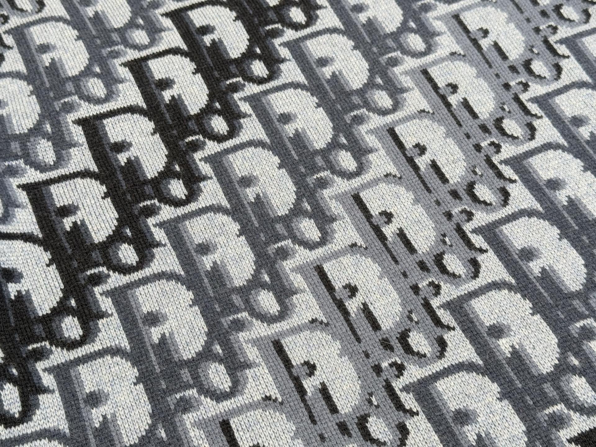 CD｜渐变D字母长袖🔵100%绵羊毛圆领长袖套头，通体饰以多色渐变Oblique 印花，醒目吸睛，搭配罗