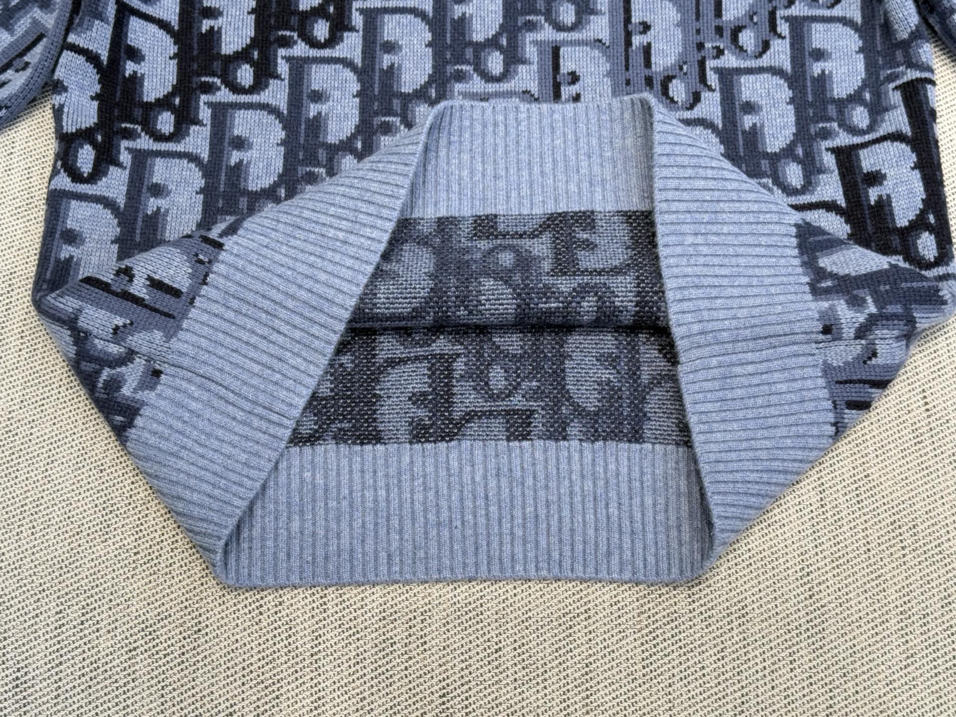 CD｜渐变D字母长袖🔵100%绵羊毛圆领长袖套头，通体饰以多色渐变Oblique 印花，醒目吸睛，搭配罗