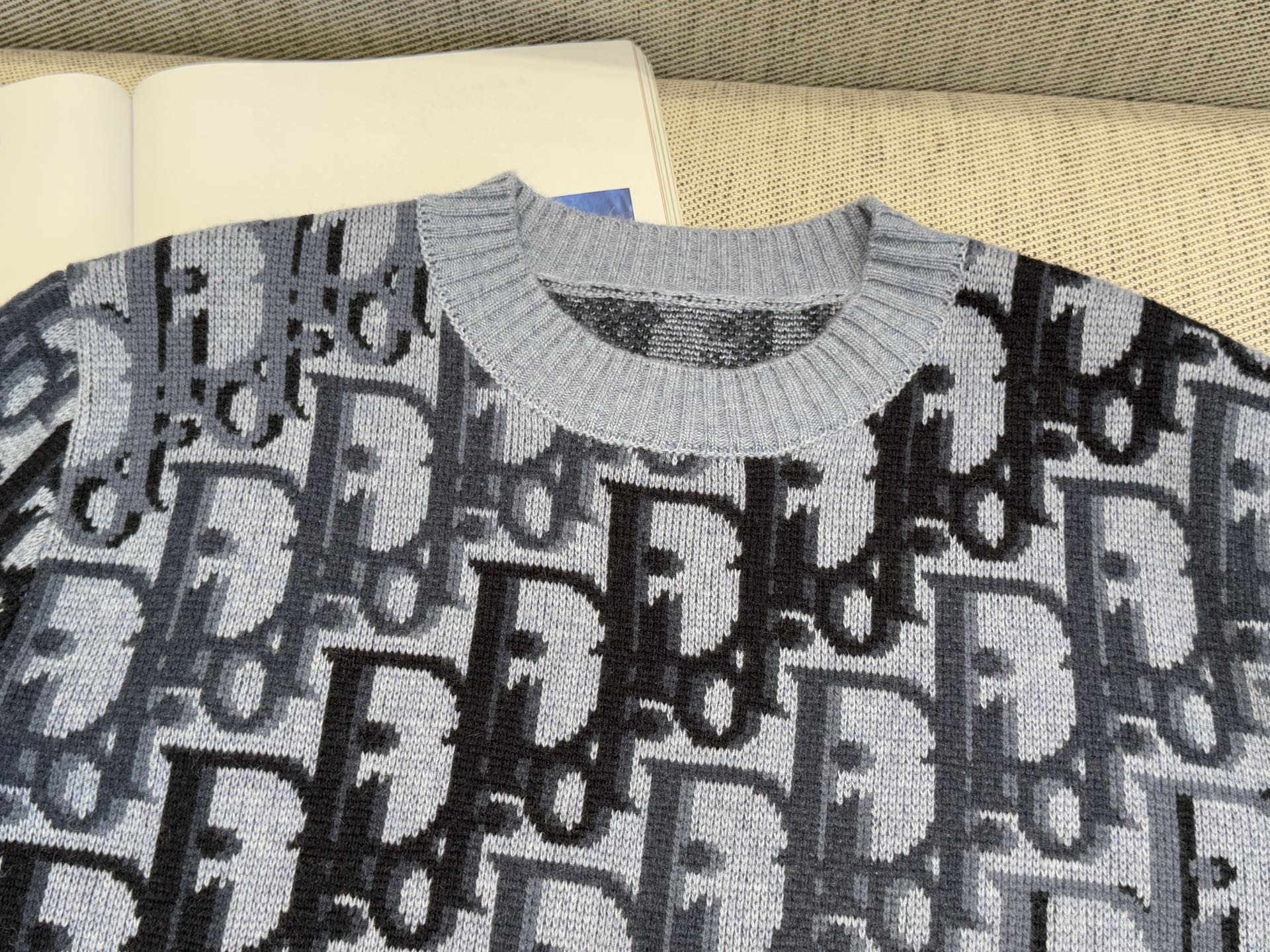 CD｜渐变D字母长袖🔵100%绵羊毛圆领长袖套头，通体饰以多色渐变Oblique 印花，醒目吸睛，搭配罗