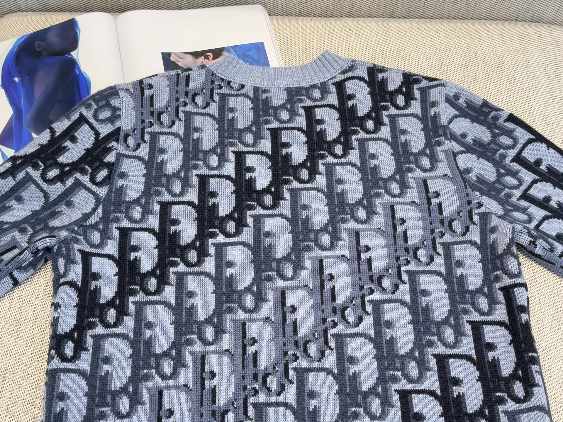 CD｜渐变D字母长袖🔵100%绵羊毛圆领长袖套头，通体饰以多色渐变Oblique 印花，醒目吸睛，搭配罗