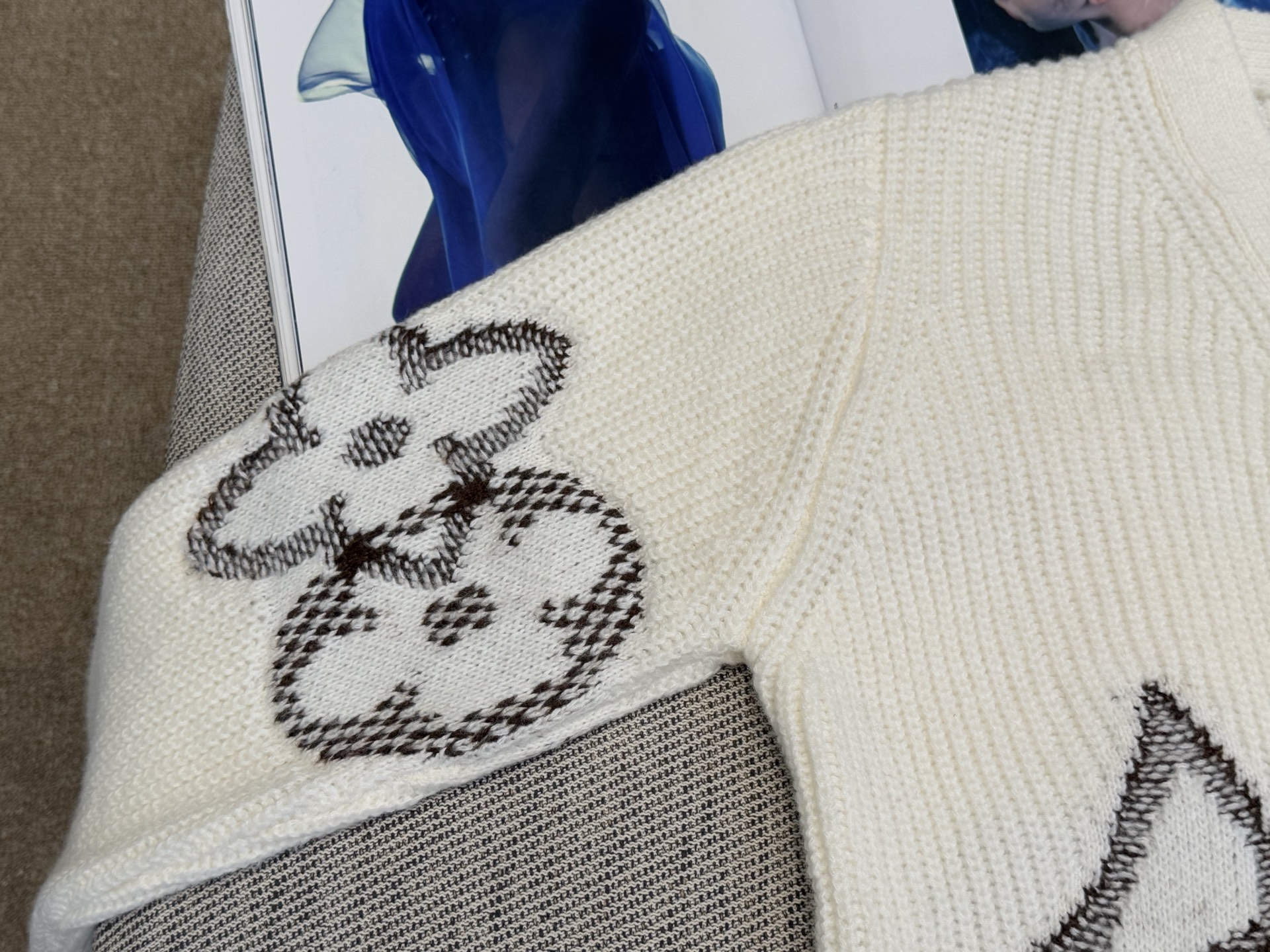 L家｜交叠嵌花V开衫🟡100%美丽奴羊毛V领长袖开衫设计，单排衣襟扣子，搭配双口袋，标志性的Monogr