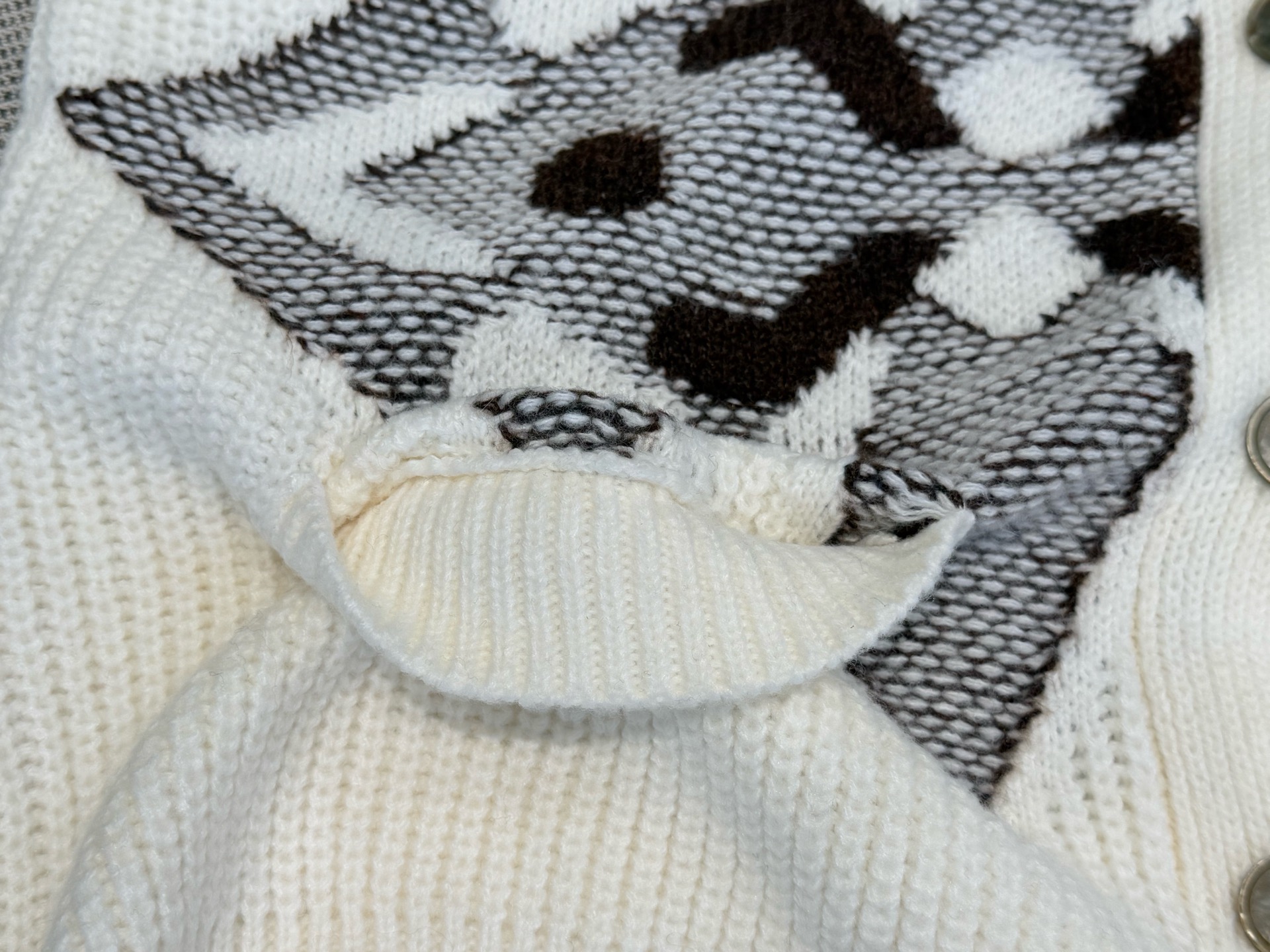 L家｜交叠嵌花V开衫🟡100%美丽奴羊毛V领长袖开衫设计，单排衣襟扣子，搭配双口袋，标志性的Monogr