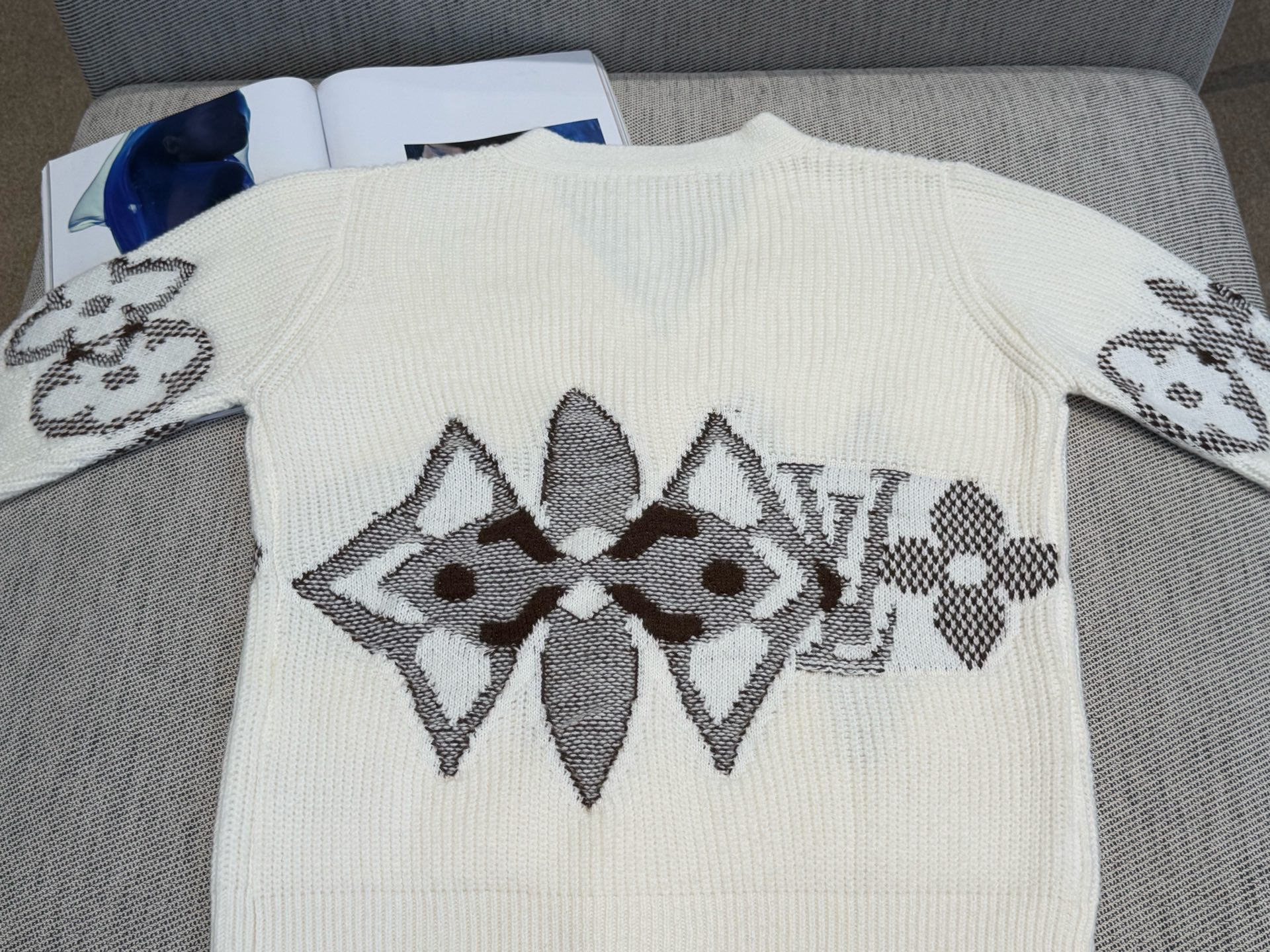 L家｜交叠嵌花V开衫🟡100%美丽奴羊毛V领长袖开衫设计，单排衣襟扣子，搭配双口袋，标志性的Monogr