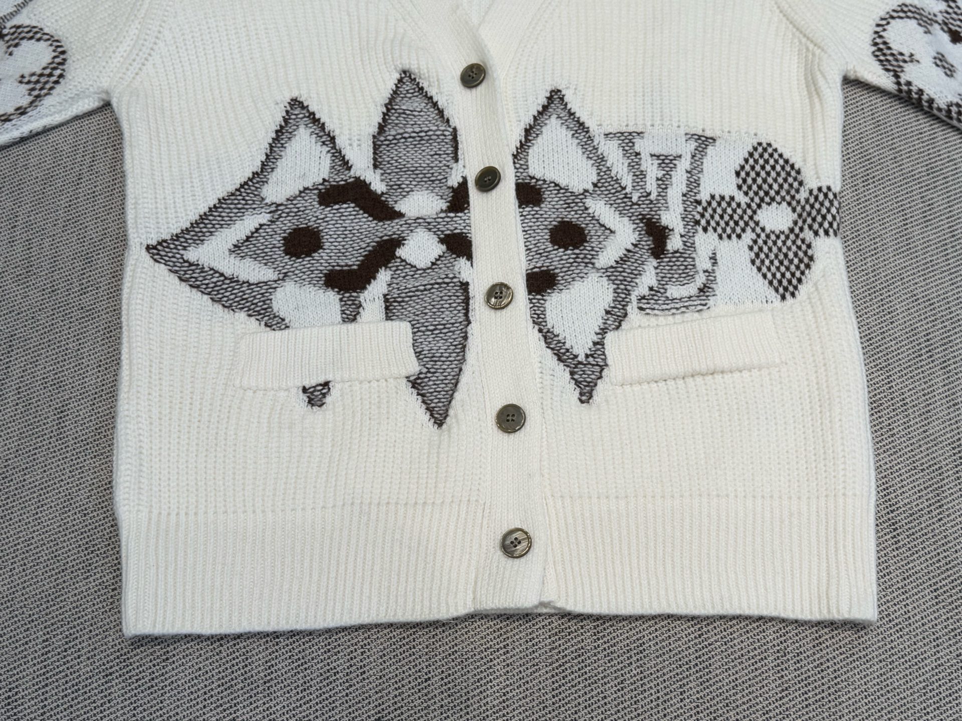 L家｜交叠嵌花V开衫🟡100%美丽奴羊毛V领长袖开衫设计，单排衣襟扣子，搭配双口袋，标志性的Monogr