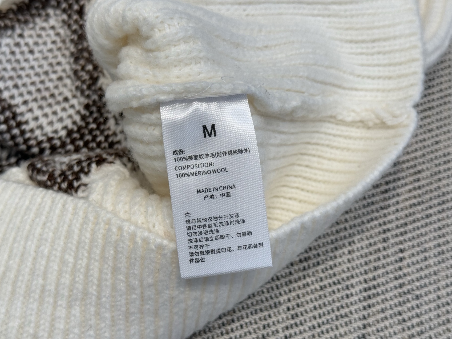 L家｜交叠嵌花V开衫🟡100%美丽奴羊毛V领长袖开衫设计，单排衣襟扣子，搭配双口袋，标志性的Monogr