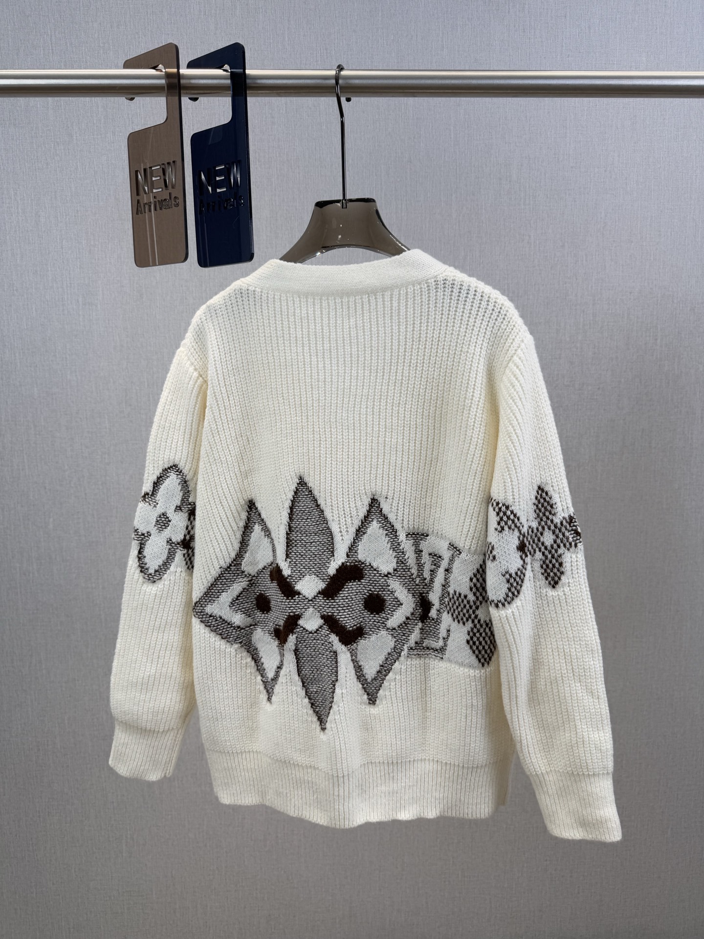 L家｜交叠嵌花V开衫🟡100%美丽奴羊毛V领长袖开衫设计，单排衣襟扣子，搭配双口袋，标志性的Monogr