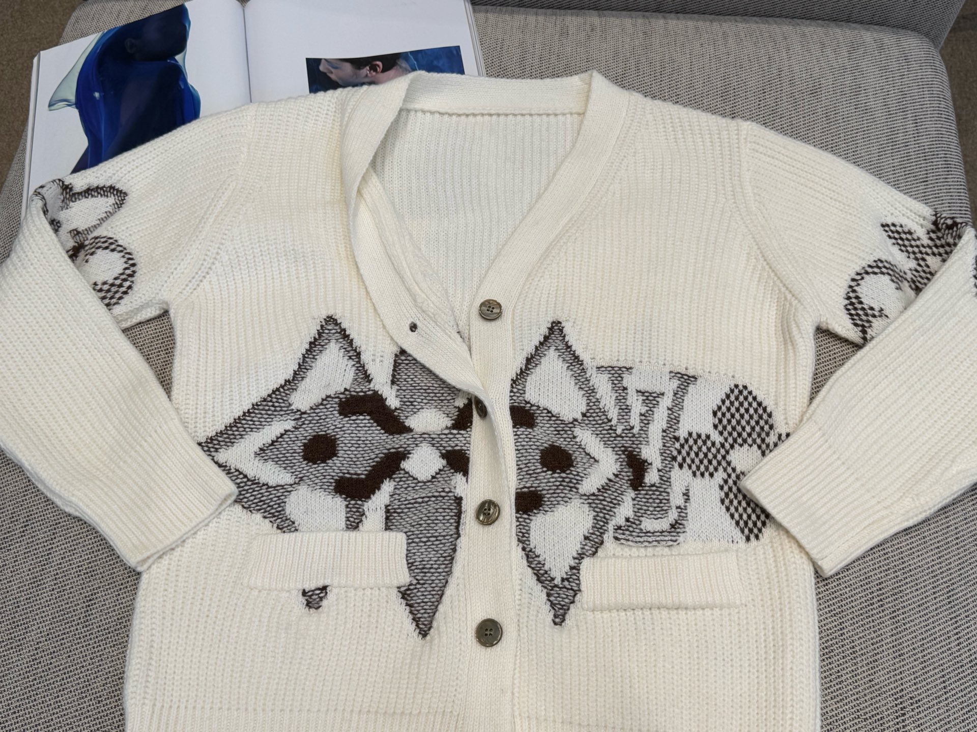 L家｜交叠嵌花V开衫🟡100%美丽奴羊毛V领长袖开衫设计，单排衣襟扣子，搭配双口袋，标志性的Monogr