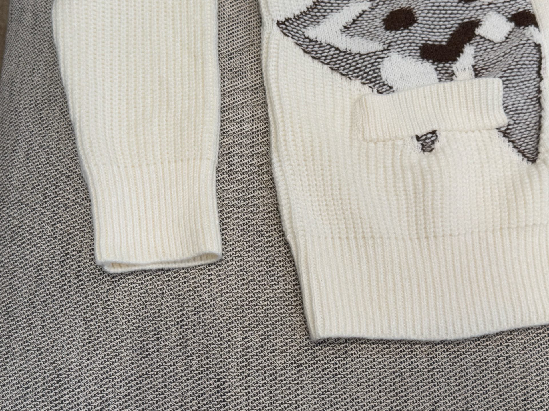 L家｜交叠嵌花V开衫🟡100%美丽奴羊毛V领长袖开衫设计，单排衣襟扣子，搭配双口袋，标志性的Monogr