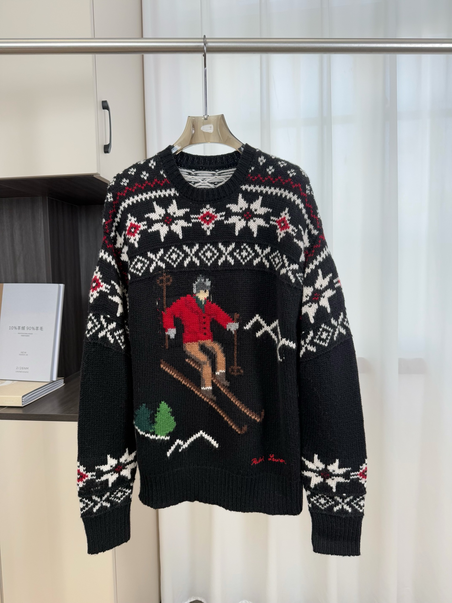 NO:717559,Paul | Ski series long-sleeved wool round-neck long-sleeved ski-themed sweater, 13 kinds of wool yarns interwoven, soft and warm. The black background is matched with Fair Isle style patterns, and the central skier pattern has a very winter atmosphere. Inspired by the classic advertisements in the 1980s, a combination of retro and modern, the same style for men and women, it is great to wear alone or layered, a must-have for autumn and winter. Color black SizeS M L,,sweaters,19860909保罗｜滑雪系列长袖 羊毛 圆领长袖滑雪主题毛衣,13种羊毛纱线交织,柔软又保暖.黑色底色搭配费尔岛风格花纹,中央滑雪者图案超有冬日氛围感參.灵感来自80年代经典广告,复古与现代结合,男女同款,单穿或叠搭都很出彩,秋冬穿搭必备 颜色黑色 SizeS M L,,sweaters,,Women's clothing