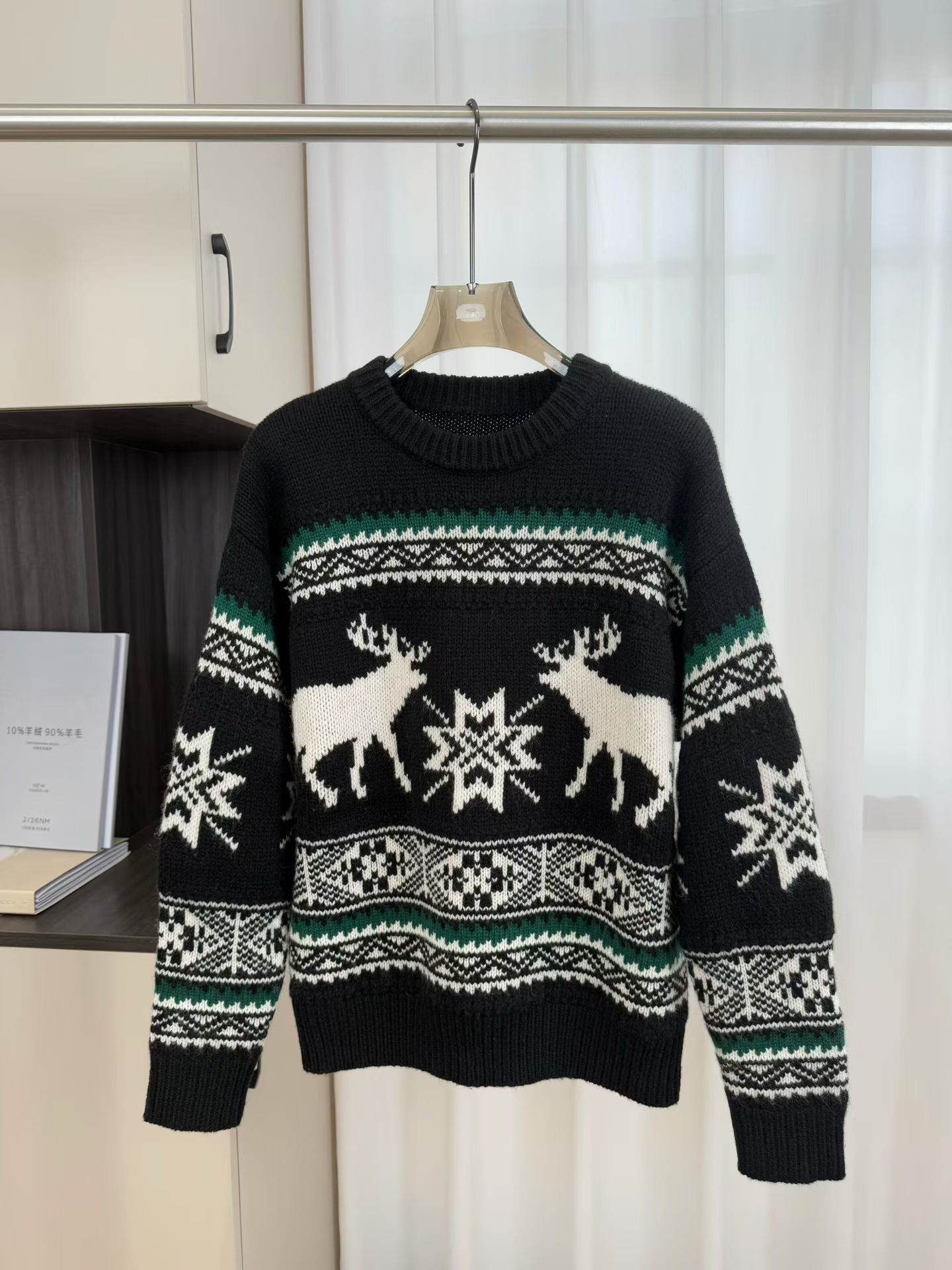 NO:716270,｜Elk jacquard cardigan wool round neck Fair Isle series long sleeves, elk + snowflake pattern, black base with white and green contrasting colors, full of holiday atmosphere. Round neck loose version, ribbed edges on the cuffs and hem, stable and comfortable structure. S/Easy to wear for daily outings and holiday parties, match with light-colored trousers or shirts, retro elegance is relaxed Color black S M L,, shirts,19860909｜麋鹿提花开衫 羊毛 圆领费尔岛系列长袖,麋鹿+雪花图案,黑底配白绿撞色,节日氛围感拉满義.圆领宽松版型,袖口和下摆罗纹收边,结构稳又舒适.S/日常出街、节日聚会都能轻松驾驭,搭配浅色裤装或衬衫,复古优雅感轻松 颜色黑色 S M L,,shirts,,Women's clothing