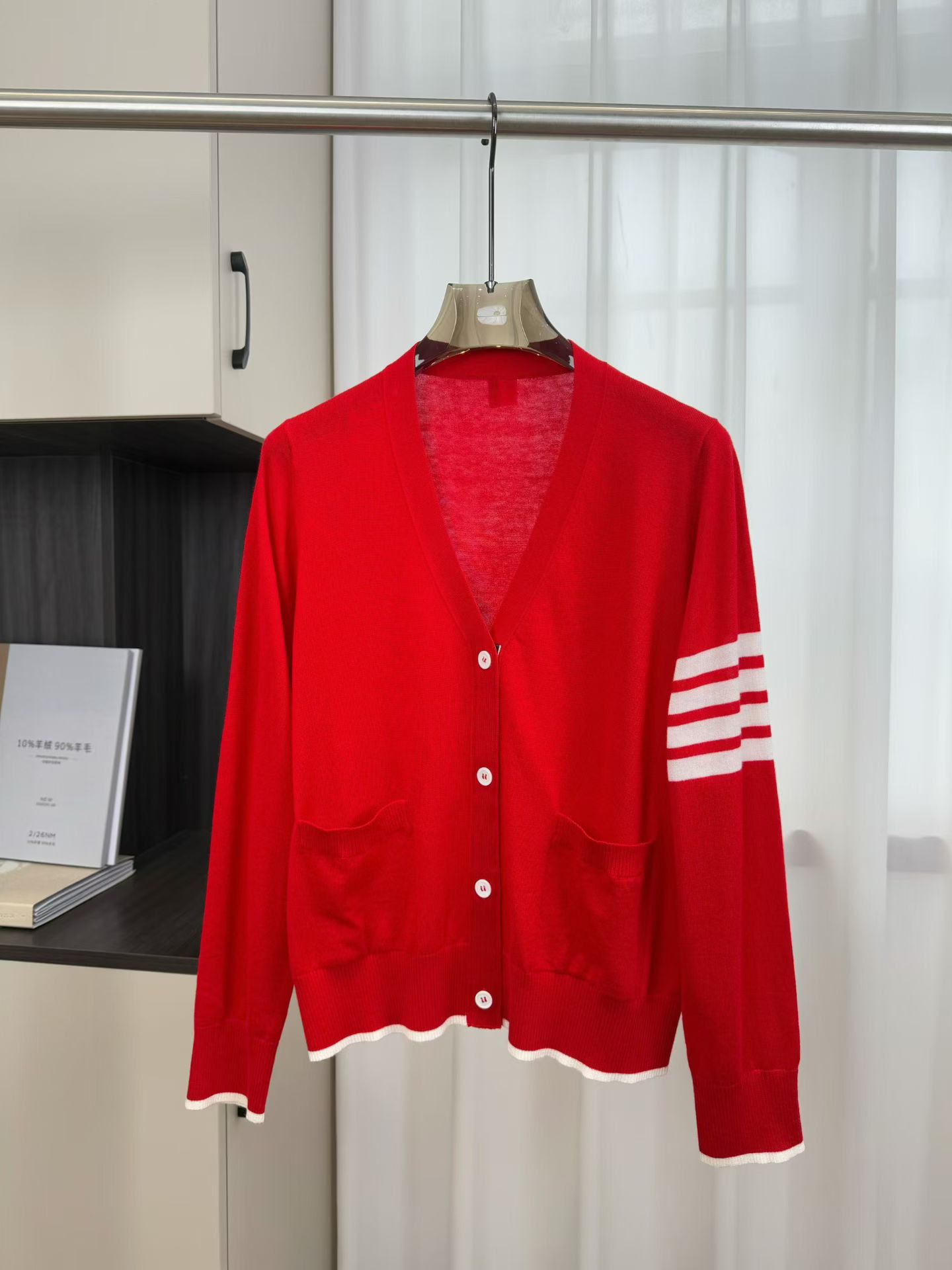 TB ｜肩部四杠开衫🟡100%羊毛V领开衫裁剪，衣襟底布彩带设计，后背kgngjiuhh彩带缝合，袖口四