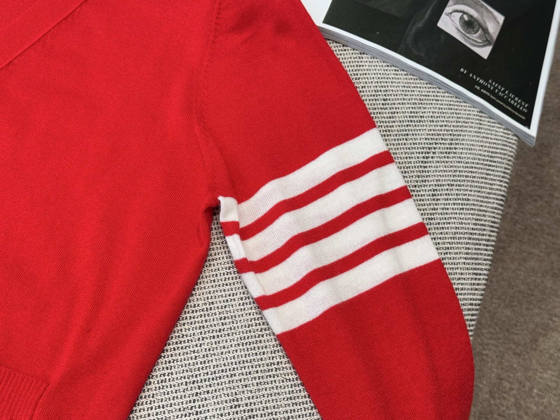 TB ｜肩部四杠开衫🟡100%羊毛V领开衫裁剪，衣襟底布彩带设计，后背kgngjiuhh彩带缝合，袖口四