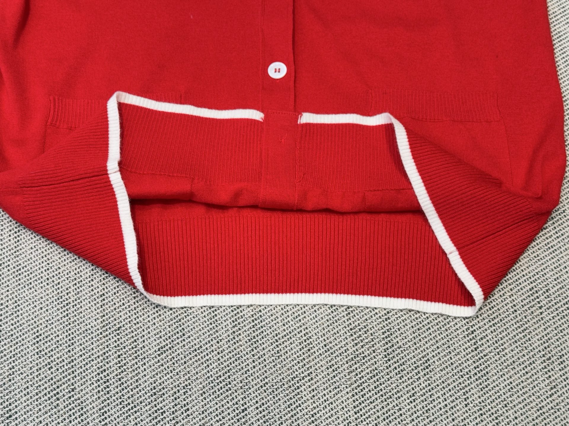 TB ｜肩部四杠开衫🟡100%羊毛V领开衫裁剪，衣襟底布彩带设计，后背kgngjiuhh彩带缝合，袖口四