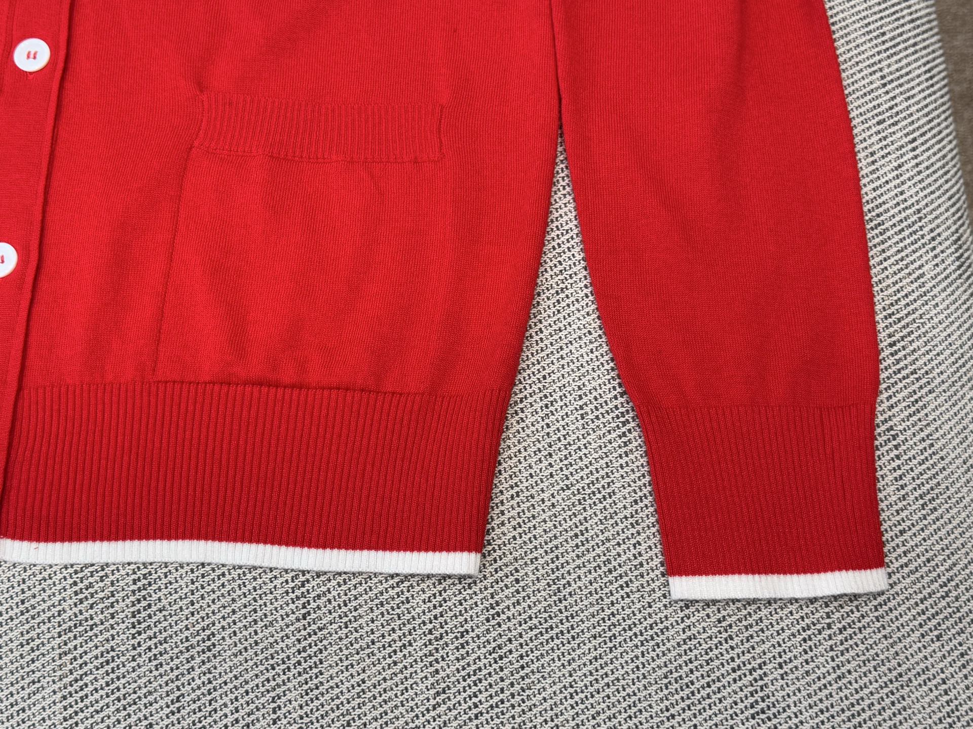 TB ｜肩部四杠开衫🟡100%羊毛V领开衫裁剪，衣襟底布彩带设计，后背kgngjiuhh彩带缝合，袖口四