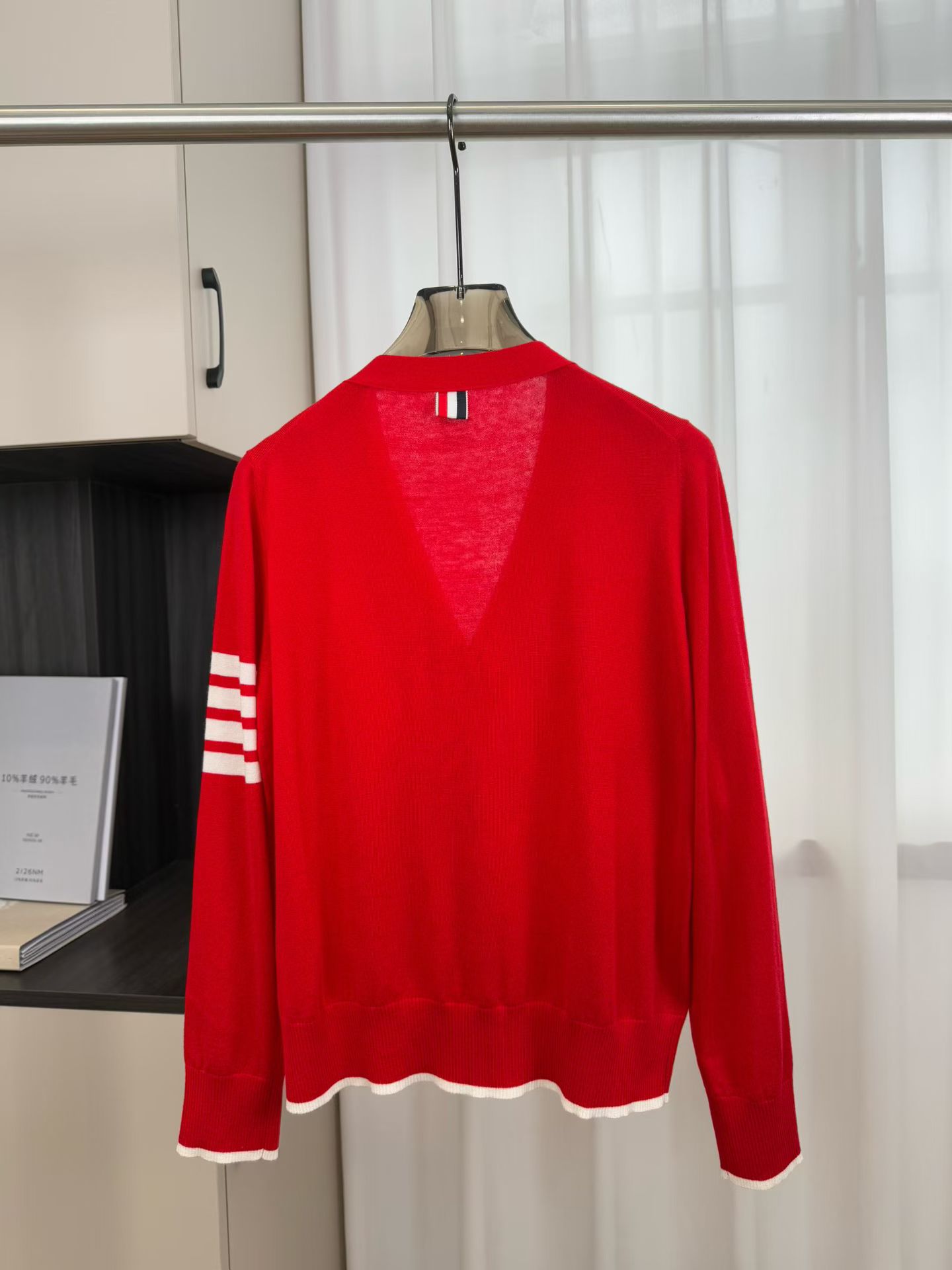 TB ｜肩部四杠开衫🟡100%羊毛V领开衫裁剪，衣襟底布彩带设计，后背kgngjiuhh彩带缝合，袖口四