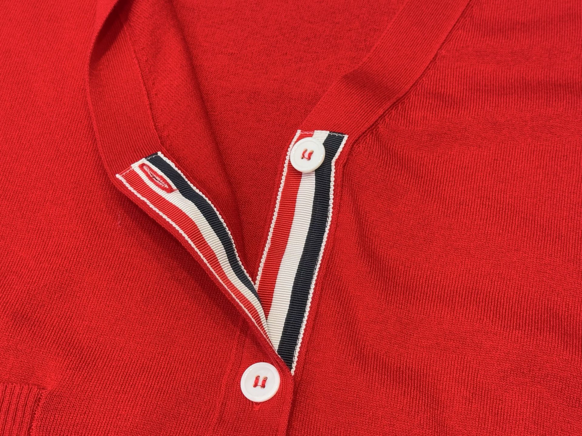 TB ｜肩部四杠开衫🟡100%羊毛V领开衫裁剪，衣襟底布彩带设计，后背kgngjiuhh彩带缝合，袖口四