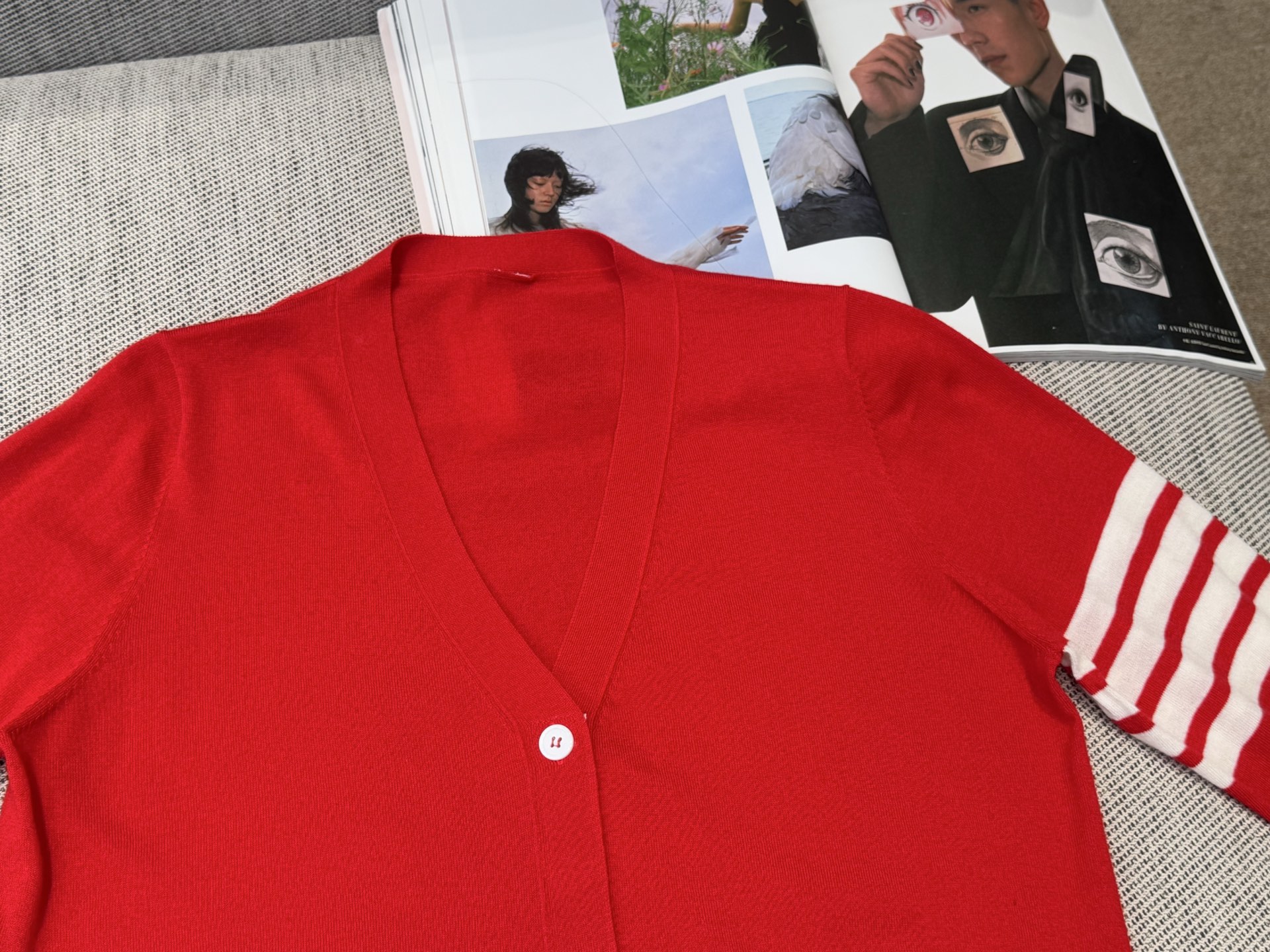 TB ｜肩部四杠开衫🟡100%羊毛V领开衫裁剪，衣襟底布彩带设计，后背kgngjiuhh彩带缝合，袖口四