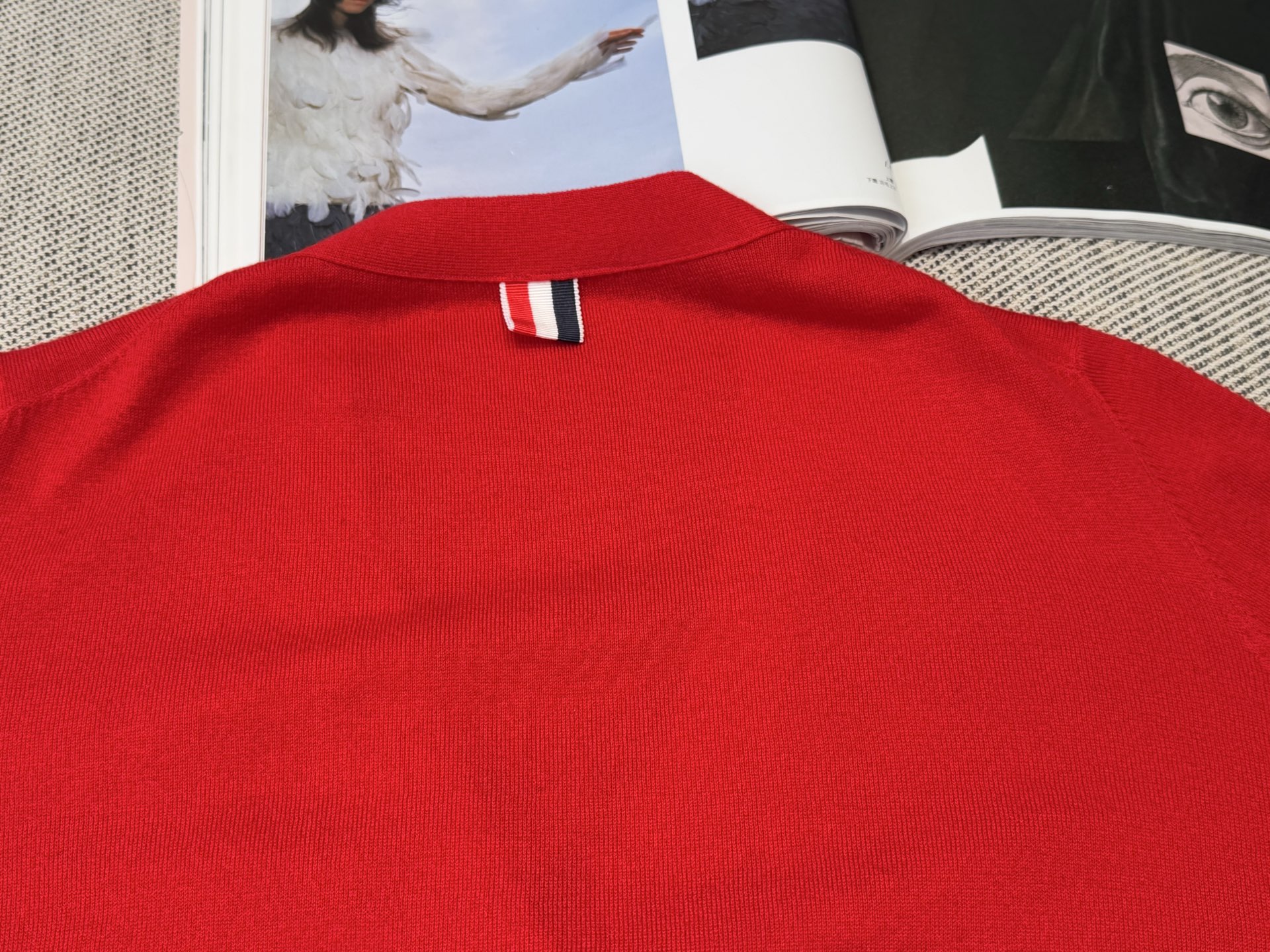 TB ｜肩部四杠开衫🟡100%羊毛V领开衫裁剪，衣襟底布彩带设计，后背kgngjiuhh彩带缝合，袖口四