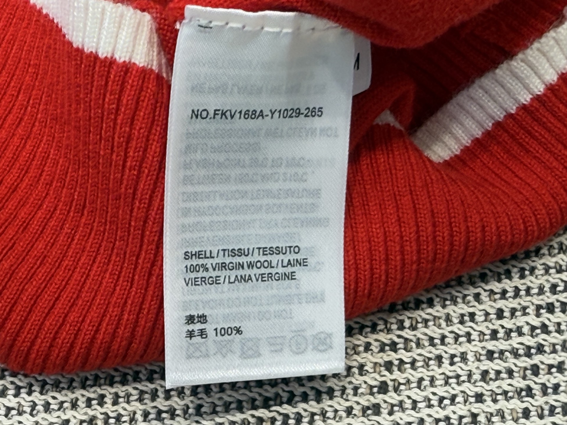 TB ｜肩部四杠开衫🟡100%羊毛V领开衫裁剪，衣襟底布彩带设计，后背kgngjiuhh彩带缝合，袖口四