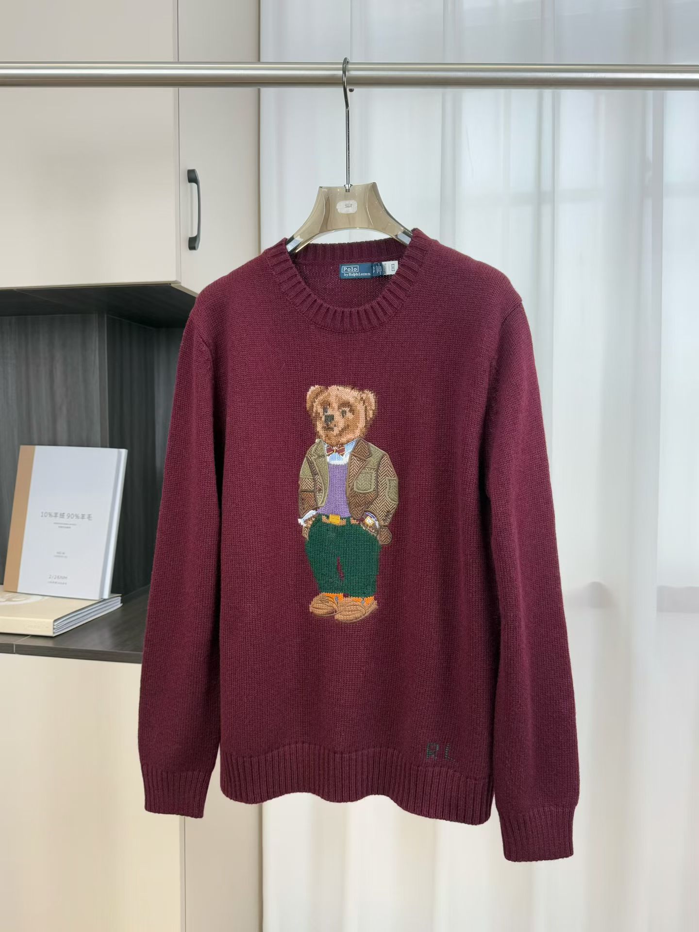 NO:716267,Paul｜Bear series long sleeves, 90 wool cashmere for the whole body, 78 wool, 20 camel hair for the Bear, 2 cashmere, wool for woven parts, soft and warm!  Round neck design, green trousers with bear jacquard on the front + RL embroidery on the legs, full of college style, playful and retro. It is very versatile in autumn and winter, it goes well with jeans or skirts, and you can easily get the American 'old money style'!  Color red SizeS M L,,skirts,jeans,19860909保罗｜小熊系列长袖 大身90羊毛山羊绒 小熊78羊毛20骆驼毛 2山羊绒 梭织部件羊毛 柔软又保暖！圆领设计,正面绿色裤子小熊提花+衣脚RL刺绣,学院风满满,俏皮又复古.秋冬穿搭超百搭,配牛仔裤或半裙都很出彩,轻松get美式“老钱风”！ 颜色红色 SizeS M L,,skirts,jeans,,Women's clothing