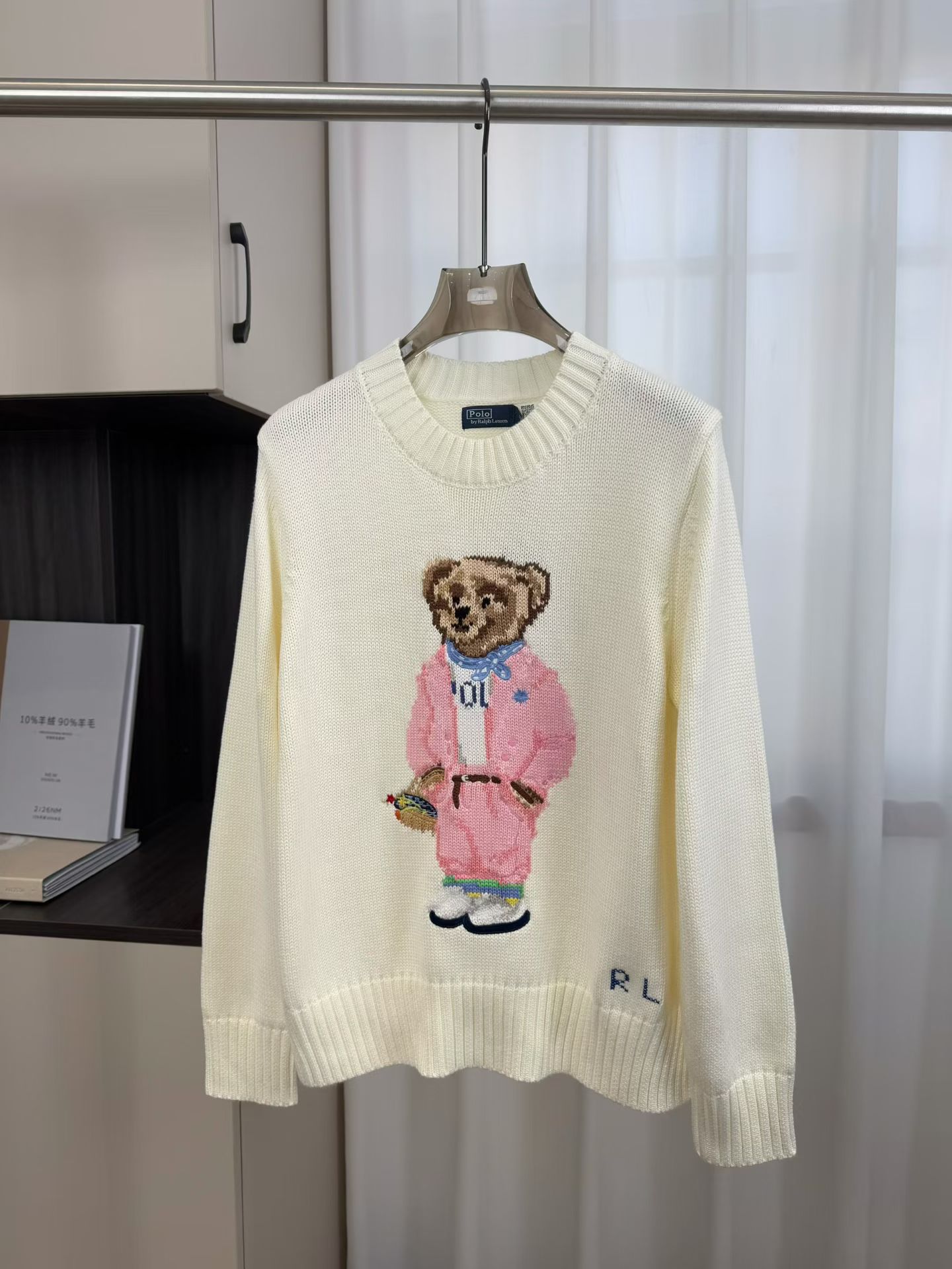 NO:716264,Paul｜Pink long-sleeved bear, cotton, white background + Polo bear embroidery on the chest, round neck + ribbed cuffs and hem, loose fit, suitable for daily commuting and leisure +. The bear wears a pink jacket + striped clothing, full of college style, age-reducing and versatile, it looks great with jeans or skirts!  The 'RL' embroidery in the lower left corner gives it a full sense of brand. It is a must-have popular item in autumn and winter!  Color White SizeS M L,,skirts,jeans,jackets & coats,19860909保罗｜粉色小熊长袖 棉 白底色+胸前Polo小熊刺绣,圆领+罗纹袖口下摆,版型宽松,日常通勤、休闲都OK+.小熊穿粉色外套+条纹服饰,学院风满满,减龄又百搭,搭配牛仔裤或半裙都很出彩！左下角“RL”刺绣,品牌感拉满,是秋冬必入热门单品！ 颜色白色 SizeS M L,,skirts,jeans,jackets & coats,,Women's clothing