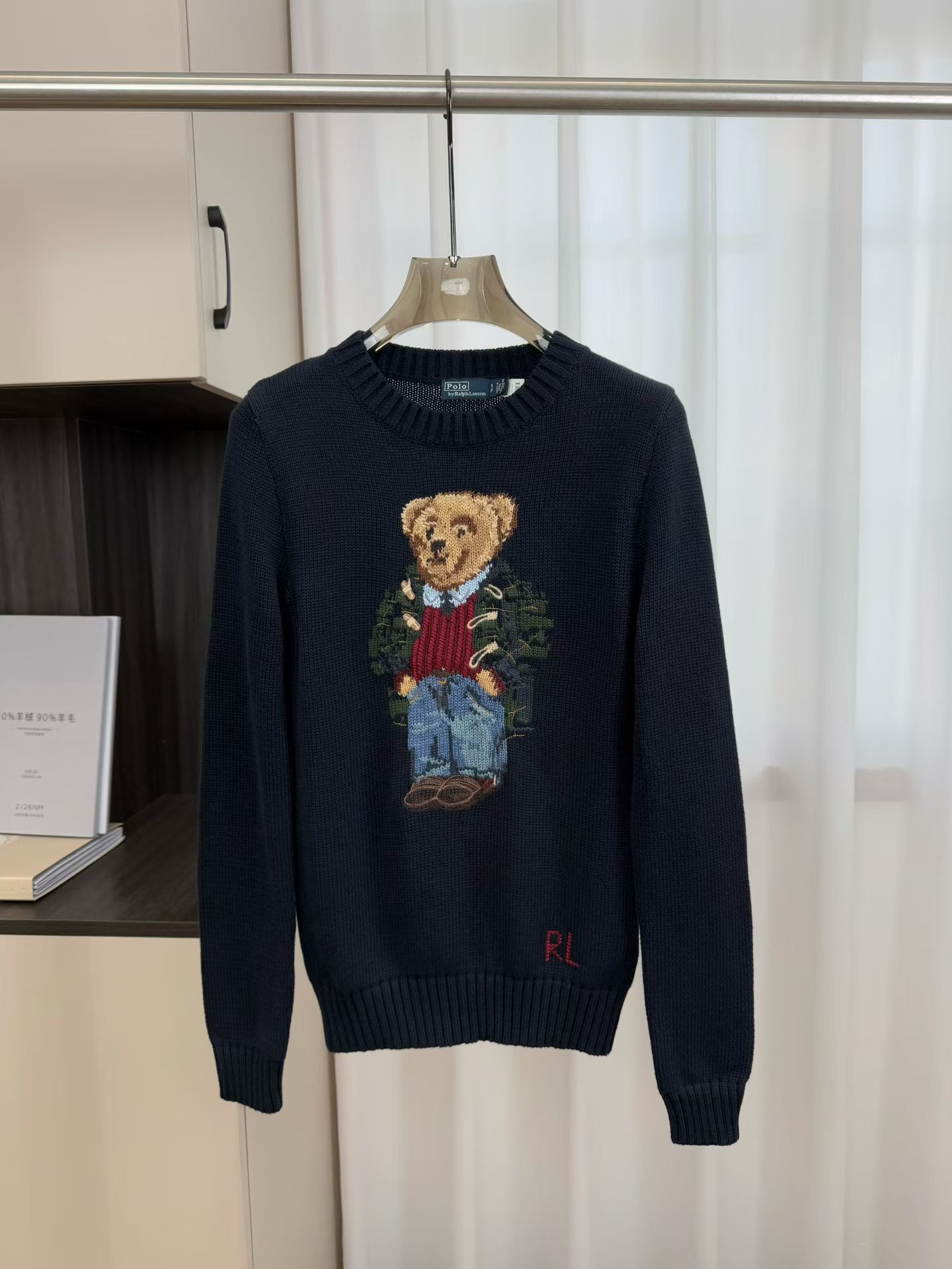 NO:716261,Paul | Bear round neck long sleeves. The body is cotton 67, linen 33. Bear wool blends other materials. Round neck long sleeves. The bear wears a camouflage jacket + red sweater + jeans. It is full of childlike fun and has a super American casual feel. Cotton velvet blended material is soft and skin-friendly. It is OK to wear alone or layered in autumn and winter!  The round neck + cuffed cuff design is warm and comfortable, and can be easily used for daily commuting and leisure. It is a must-have item for autumn and winter!  Color black SizeS M L,,jeans,jackets & coats,sweaters,19860909保罗｜小熊圆领长袖 本体棉67,麻33 小熊羊毛混纺其他材质 圆领长袖裁剪,小熊穿迷彩外套+红毛衣+牛仔裤,童趣满满又超有美式休闲感.棉绒混纺材质,柔软亲肤,秋冬单穿或叠穿都很OK！圆领+收口袖口设计,保暖又舒适,日常通勤、休闲都能轻松驾驭,是秋冬百搭必入单品！ 颜色黑色 SizeS M L,,jeans,jackets & coats,sweaters,,Women's clothing