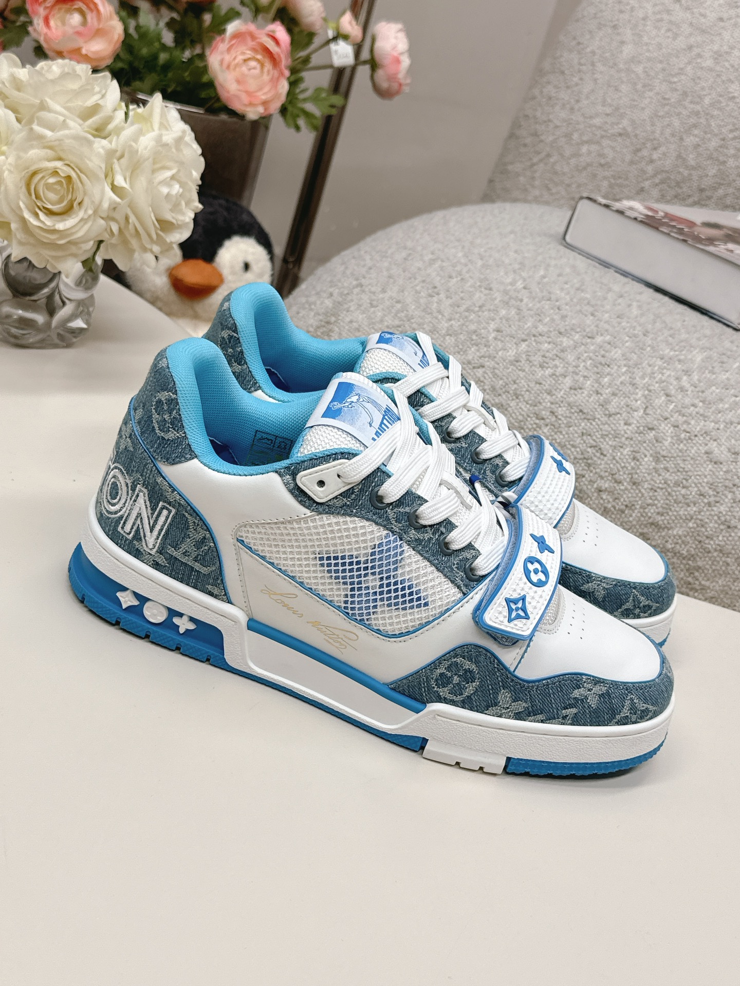 NO:729800,Top version of couple's model LV TARINE Louis Vuitton L's Donkey Brand Couple's Model Casual Sports Shoes Skateboard Shoes Original purchase, development and production This LV Trainer sneaker is made of cow leather to create a complex upper, which requires several hours of ingenious sewing to complete. Inkjet printing renders a unique retro effect, and the classic configuration is from the hands of Virgil Abloh, showing the inspiration of retro basketball shoes. Exquisite packaging at the delivery counter. Fabric: Original customized first-layer cowhide. Inner:  Original customized breathable mesh lining Outsole: Original molded two-color TPU combination outsole Size: Women's 35-40 / Men's 39-45,,louis vuitton,louis vuitton,louis vuitton,louis vuitton,sneakers,cowhide19860909顶级版本情侣款 LV TARINE路易威登L家 驴牌 情侣款 休闲 运动鞋 滑板鞋 原版购入开发 做货 本款LV Trainer 运动鞋选用牛皮革塑造繁复鞋面,需要数小时的匠心缝制方可完成.喷绘渲染别致复古效果,经典构型出自 Virgil Abloh 之手,展现复古篮球鞋的灵感启发 配送专柜精美包装 面料: 原版定制头层牛皮 内里: 原版定制透气网里 大底: 原版开模双色TPU组合大底 Size: 女款35-40 / 男款39-45,,louis vuitton,louis vuitton,louis vuitton,louis vuitton,sneakers,cowhide,Men's shoes