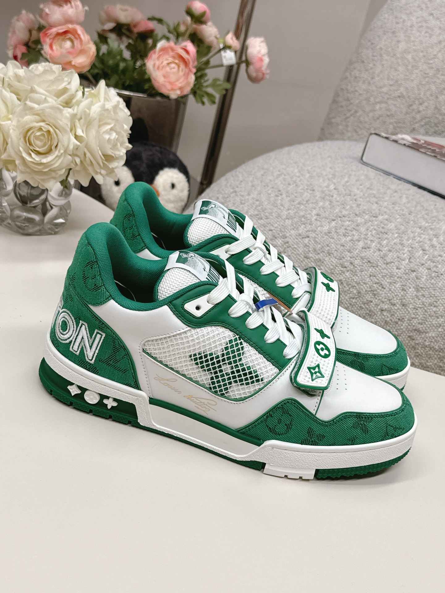 NO:729787,Top version of couple's model LV TARINE Louis Vuitton L's Donkey Brand Couple's Model Casual Sports Shoes Skateboard Shoes Original purchase, development and production This LV Trainer sneaker is made of cow leather to create a complex upper, which requires several hours of ingenious sewing to complete. Inkjet printing renders a unique retro effect, and the classic configuration is from the hands of Virgil Abloh, showing the inspiration of retro basketball shoes. Exquisite packaging at the delivery counter. Fabric: Original customized first-layer cowhide. Inner:  Original customized breathable mesh lining Outsole: Original molded two-color TPU combination outsole Size: Women's 35-40 / Men's 39-45.,,louis vuitton,louis vuitton,louis vuitton,louis vuitton,sneakers,cowhide19860909顶级版本情侣款 LV TARINE路易威登L家 驴牌 情侣款 休闲 运动鞋 滑板鞋 原版购入开发 做货 本款LV Trainer 运动鞋选用牛皮革塑造繁复鞋面,需要数小时的匠心缝制方可完成.喷绘渲染别致复古效果,经典构型出自 Virgil Abloh 之手,展现复古篮球鞋的灵感启发 配送专柜精美包装 面料: 原版定制头层牛皮 内里: 原版定制透气网里 大底: 原版开模双色TPU组合大底 Size: 女款35-40 / 男款39-45.,,louis vuitton,louis vuitton,louis vuitton,louis vuitton,sneakers,cowhide,Men's shoes