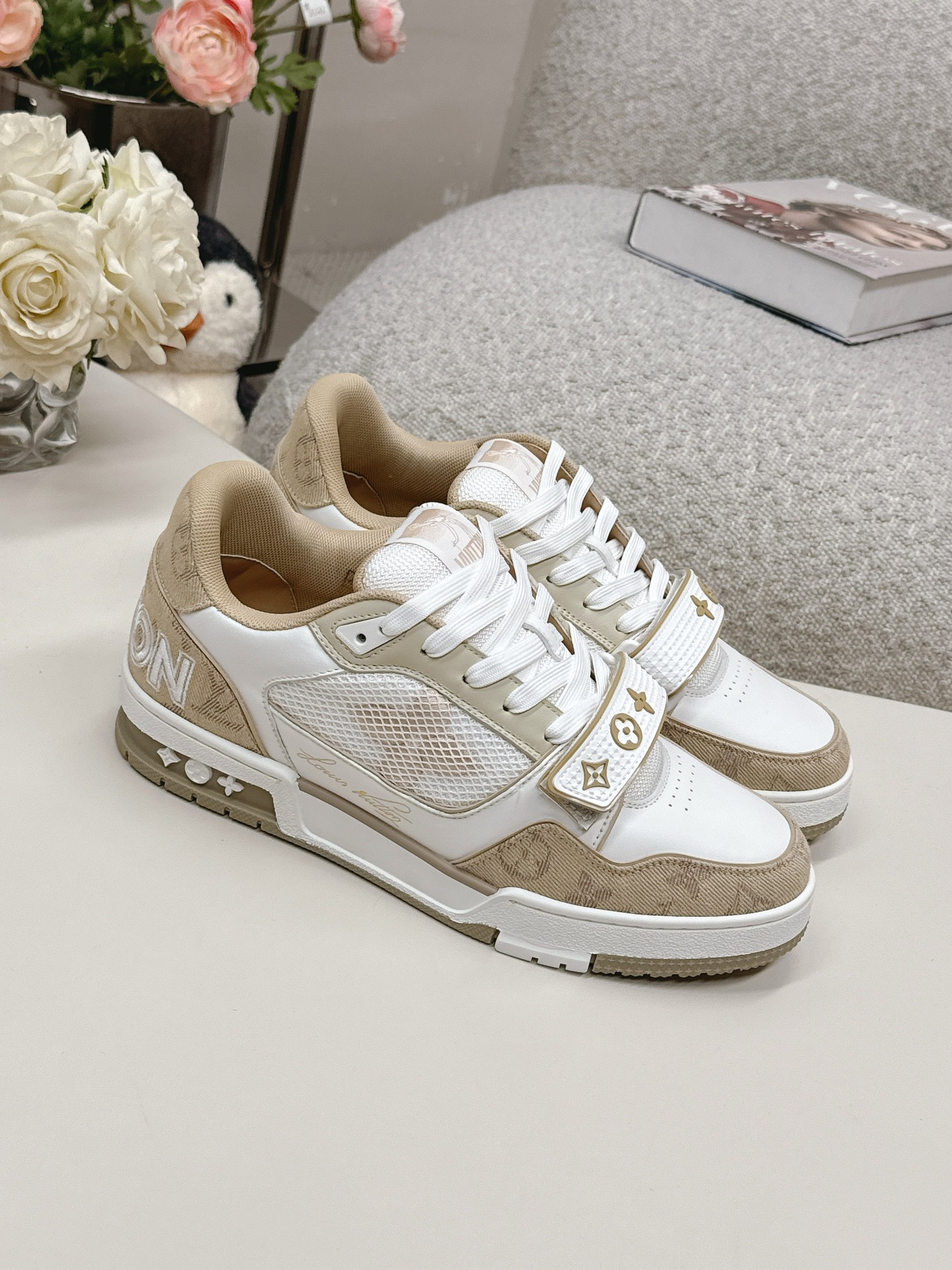 NO:729779,Top version of couple's model LV TARINE Louis Vuitton L's Donkey Brand Couple's Model Casual Sports Shoes Skateboard Shoes Original purchase, development and production This LV Trainer sneaker is made of cow leather to create a complex upper, which requires several hours of ingenious sewing to complete. Inkjet printing renders a unique retro effect, and the classic configuration is from the hands of Virgil Abloh, showing the inspiration of retro basketball shoes. Exquisite packaging at the delivery counter. Fabric: Original customized first-layer cowhide. Inner:  Original customized breathable mesh lining Outsole: Original molded two-color TPU combination outsole Size: Women's 35-40 / Men's 39-45.,,louis vuitton,louis vuitton,louis vuitton,louis vuitton,sneakers,cowhide19860909顶级版本情侣款 LV TARINE路易威登L家 驴牌 情侣款 休闲 运动鞋 滑板鞋 原版购入开发 做货 本款LV Trainer 运动鞋选用牛皮革塑造繁复鞋面,需要数小时的匠心缝制方可完成.喷绘渲染别致复古效果,经典构型出自 Virgil Abloh 之手,展现复古篮球鞋的灵感启发 配送专柜精美包装 面料: 原版定制头层牛皮 内里: 原版定制透气网里 大底: 原版开模双色TPU组合大底 Size: 女款35-40 / 男款39-45.,,louis vuitton,louis vuitton,louis vuitton,louis vuitton,sneakers,cowhide,Men's shoes