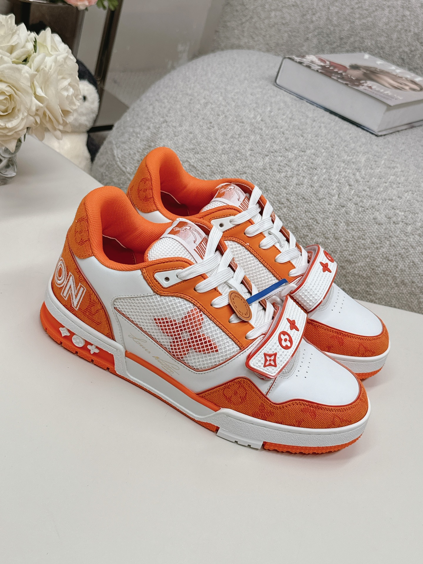 NO:729772,Top version of couple's model LV TARINE Louis Vuitton L's Donkey Brand Couple's Model Casual Sports Shoes Skateboard Shoes Original purchase, development and production This LV Trainer sneaker is made of cow leather to create a complex upper, which requires several hours of ingenious sewing to complete. Inkjet printing renders a unique retro effect, and the classic configuration is from the hands of Virgil Abloh, showing the inspiration of retro basketball shoes. Exquisite packaging at the delivery counter. Fabric: Original customized first-layer cowhide. Inner:  Original customized breathable mesh lining Outsole: Original molded two-color TPU combination outsole Size: Women's 35-40 / Men's 39-45.,,louis vuitton,louis vuitton,louis vuitton,louis vuitton,sneakers,cowhide19860909顶级版本情侣款 LV TARINE路易威登L家 驴牌 情侣款 休闲 运动鞋 滑板鞋 原版购入开发 做货 本款LV Trainer 运动鞋选用牛皮革塑造繁复鞋面,需要数小时的匠心缝制方可完成.喷绘渲染别致复古效果,经典构型出自 Virgil Abloh 之手,展现复古篮球鞋的灵感启发 配送专柜精美包装 面料: 原版定制头层牛皮 内里: 原版定制透气网里 大底: 原版开模双色TPU组合大底 Size: 女款35-40 / 男款39-45.,,louis vuitton,louis vuitton,louis vuitton,louis vuitton,sneakers,cowhide,Men's shoes