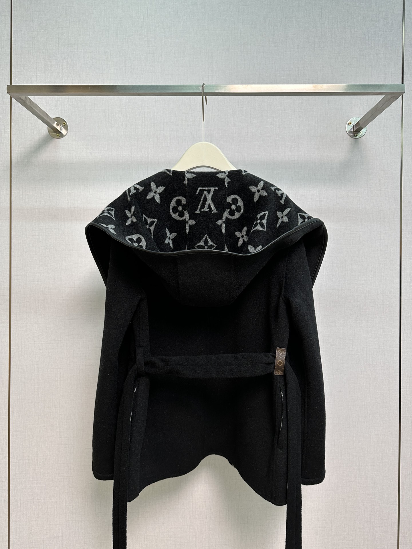 L*家黑色短款中花大衣 
面料：99羊毛、1桑蚕丝