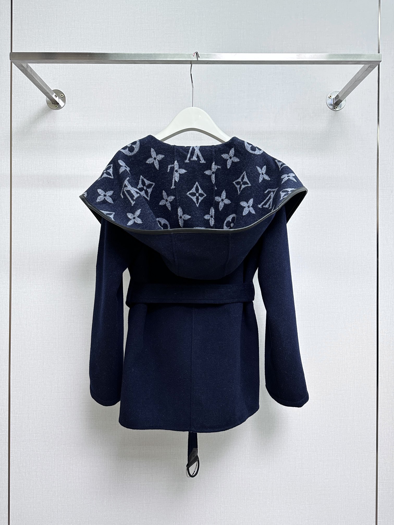 L*家藏蓝色短款中花大衣 
面料：99羊毛、1桑蚕丝