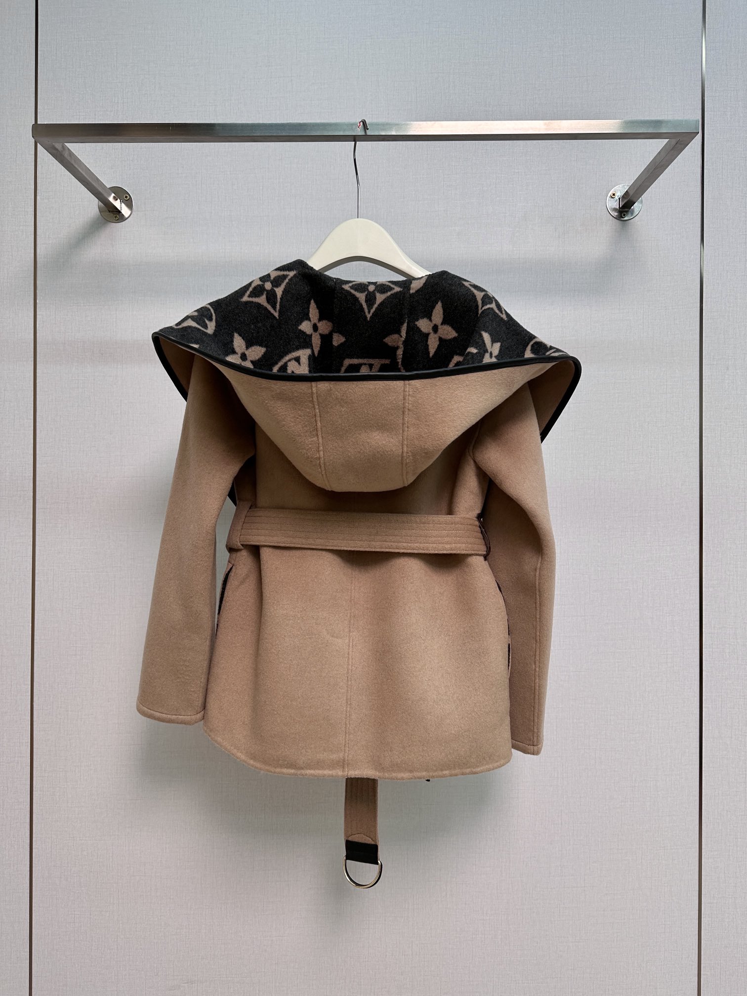 L*家黑驼短款中花大衣 
面料：99羊毛、1桑蚕丝