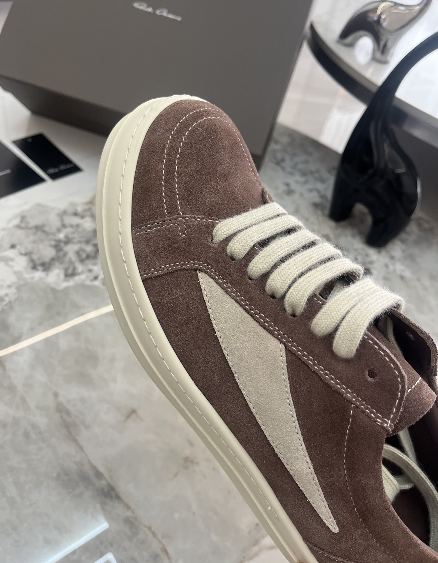 Rick Owens Roovens Lovers P700 Leisure Shoes with Unique Triangle Design and TPU Packaging - 图片 9