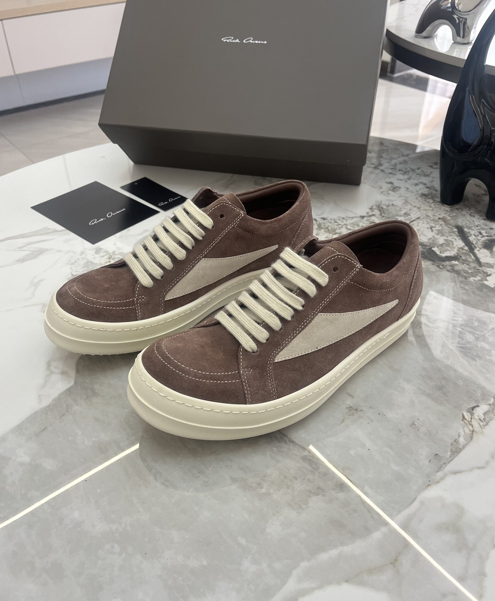 Rick Owens Roovens Lovers P700 Leisure Shoes with Unique Triangle Design and TPU Packaging - 图片 3