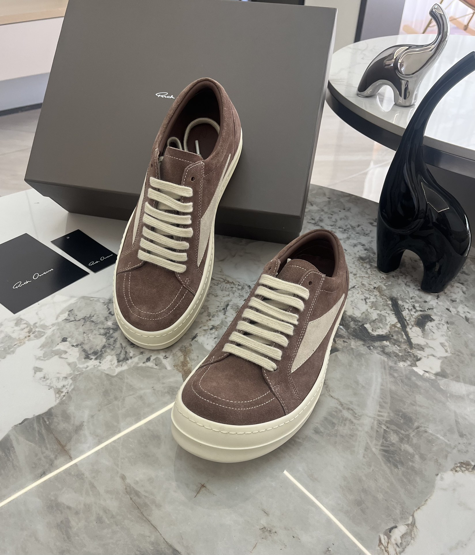 Rick Owens Roovens Lovers P700 Leisure Shoes with Unique Triangle Design and TPU Packaging - 图片 4