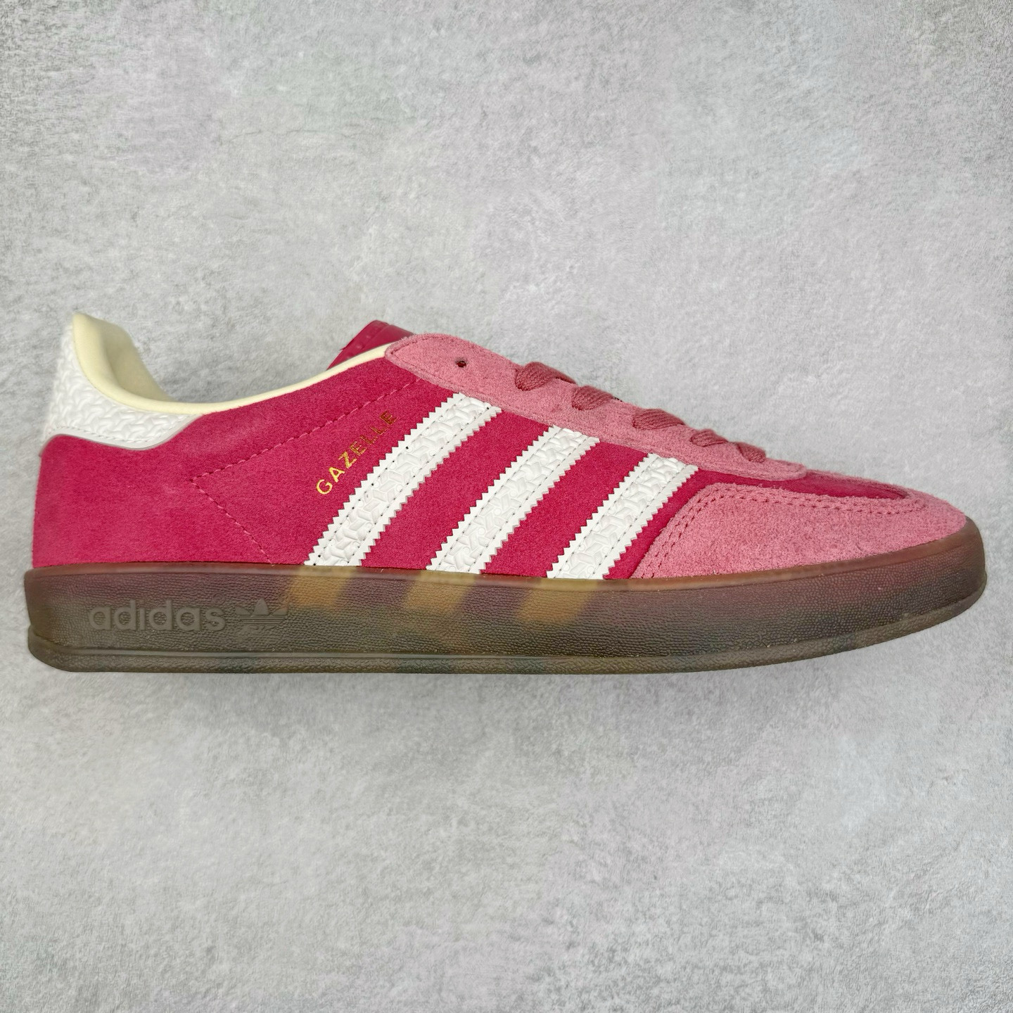 💰100真标 💰120 150公司级 💰180纯原 💰220顶级 AD Original Gazelle Trainers 瞪羚室内鞋系列低帮复古百搭休闲运动德训风板鞋 高端零售特供批次 原厂定制长毛翻毛皮组合环保纤维革鞋面材质 内置环保海玻璃鞋垫 外置RB橡胶大底 工厂店 直营店产品品控稳定性领先行业 原厂全套原楦原纸板冲刀磨具开发 原厂皮料加持 原厂港宝加持定型后跟R度完美 将复古进行到底 简约流畅 三十年不变经典 这款Gazelle运动鞋 无论面料、配色、质感或设计 都只在重现其1991年原款的经典 皮革鞋面 撞色三条纹和鞋跟标的设计 力求呈现90年代的经典复古风潮 Samba火热的同时 也带动了其它的复古鞋型 Gazelle便是其中一只 Gazelle Indoor拥有包边更宽的T字型鞋头 更好的保护运动员的前掌 浓浓的复古氛围感 非常适合现在流行的Cleanfit风格 尺码:35.5 36 36⅔ 37⅓ 38 38⅔ 39⅓ 40 40⅔ 41⅓ 42 42⅔ 43⅓ 44 44⅔ 45 发货实拍💢纯原顶级💢超低价💢莆田鞋工厂直营店✅✅✅✅✅✅✅耐克 阿迪达斯 三叶草 彪马 新百伦 NB 萨洛蒙 麦昆 万斯 乔丹 乔丹低帮 乔丹板鞋 板鞋 小白鞋 贝壳头 空军 纯白空军 小麦空军 古驰 小麦 dunk 熊猫 椰子 350 700 500 SB 空军一号 跑鞋 跑步鞋 飞马 篮球鞋 足球鞋 爆米花 倒钩 脚趾 登月 马拉松 高帮 aj 欧文 科比 312 气垫 纯原 凉鞋 拖鞋 童鞋 洞洞鞋 乔4 乔3 黑武士 运动鞋 情侣鞋 阿甘 网鞋 皮鞋 LV 古驰 老爹鞋 满天星 天使 德训 斐乐 做旧 斯凯奇 亚瑟士 乔丹一代 休闲鞋 中帮 低帮 北面 大鹅 开拓者 新款 女款 男款 黑白 复古 Gt 詹姆斯 杜兰特 联名 off 黑色 影子灰 马卡龙 破二 270 aj4 aj3 aj1 aj11 魔术贴 夜光 帽子 包包 书包 裤子 运动裤 短袖 背包 外套 羽绒服 棉服 皮衣 鬼冢虎 懒人鞋 情侣鞋 大友克洋 学生 加绒 加毛 卡特 添柏岚 UGG 棉鞋 定制 陈冠希 面包鞋 aj312 登山鞋 户外鞋 羽毛球 巴黎世家 轮胎 喷泡 皮蓬 23 始祖鸟 双肩包 厚底 增高鞋 cut MLB 路易威登 做旧 麦昆 脏脏鞋 1970 帆布鞋 真爆 真碳 真皮 潮流 新款 迪奥 子弹头 美津浓 夏季 冬季 莆田鞋 纯原 空军 白色 夹克 黑白熊猫 莫兰特 灭世 顶级 头层