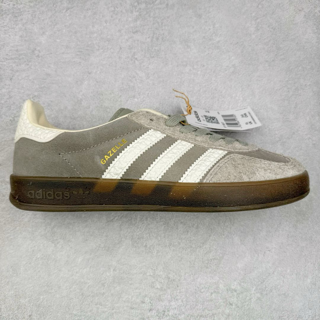 💰100真标 💰120 150公司级 💰180纯原 💰220顶级 AD Original Gazelle Trainers 瞪羚室内鞋系列低帮复古百搭休闲运动德训风板鞋 高端零售特供批次 原厂定制长毛翻毛皮组合环保纤维革鞋面材质 内置环保海玻璃鞋垫 外置RB橡胶大底 工厂店 直营店产品品控稳定性领先行业 原厂全套原楦原纸板冲刀磨具开发 原厂皮料加持 原厂港宝加持定型后跟R度完美 将复古进行到底 简约流畅 三十年不变经典 这款Gazelle运动鞋 无论面料、配色、质感或设计 都只在重现其1991年原款的经典 皮革鞋面 撞色三条纹和鞋跟标的设计 力求呈现90年代的经典复古风潮 Samba火热的同时 也带动了其它的复古鞋型 Gazelle便是其中一只 Gazelle Indoor拥有包边更宽的T字型鞋头 更好的保护运动员的前掌 浓浓的复古氛围感 非常适合现在流行的Cleanfit风格 尺码:35.5 36 36⅔ 37⅓ 38 38⅔ 39⅓ 40 40⅔ 41⅓ 42 42⅔ 43⅓ 44 44⅔ 45 发货实拍💢纯原顶级💢超低价💢莆田鞋工厂直营店✅✅✅✅✅✅✅耐克 阿迪达斯 三叶草 彪马 新百伦 NB 萨洛蒙 麦昆 万斯 乔丹 乔丹低帮 乔丹板鞋 板鞋 小白鞋 贝壳头 空军 纯白空军 小麦空军 古驰 小麦 dunk 熊猫 椰子 350 700 500 SB 空军一号 跑鞋 跑步鞋 飞马 篮球鞋 足球鞋 爆米花 倒钩 脚趾 登月 马拉松 高帮 aj 欧文 科比 312 气垫 纯原 凉鞋 拖鞋 童鞋 洞洞鞋 乔4 乔3 黑武士 运动鞋 情侣鞋 阿甘 网鞋 皮鞋 LV 古驰 老爹鞋 满天星 天使 德训 斐乐 做旧 斯凯奇 亚瑟士 乔丹一代 休闲鞋 中帮 低帮 北面 大鹅 开拓者 新款 女款 男款 黑白 复古 Gt 詹姆斯 杜兰特 联名 off 黑色 影子灰 马卡龙 破二 270 aj4 aj3 aj1 aj11 魔术贴 夜光 帽子 包包 书包 裤子 运动裤 短袖 背包 外套 羽绒服 棉服 皮衣 鬼冢虎 懒人鞋 情侣鞋 大友克洋 学生 加绒 加毛 卡特 添柏岚 UGG 棉鞋 定制 陈冠希 面包鞋 aj312 登山鞋 户外鞋 羽毛球 巴黎世家 轮胎 喷泡 皮蓬 23 始祖鸟 双肩包 厚底 增高鞋 cut MLB 路易威登 做旧 麦昆 脏脏鞋 1970 帆布鞋 真爆 真碳 真皮 潮流 新款 迪奥 子弹头 美津浓 夏季 冬季 莆田鞋 纯原 空军 白色 夹克 黑白熊猫 莫兰特 灭世 顶级 头层