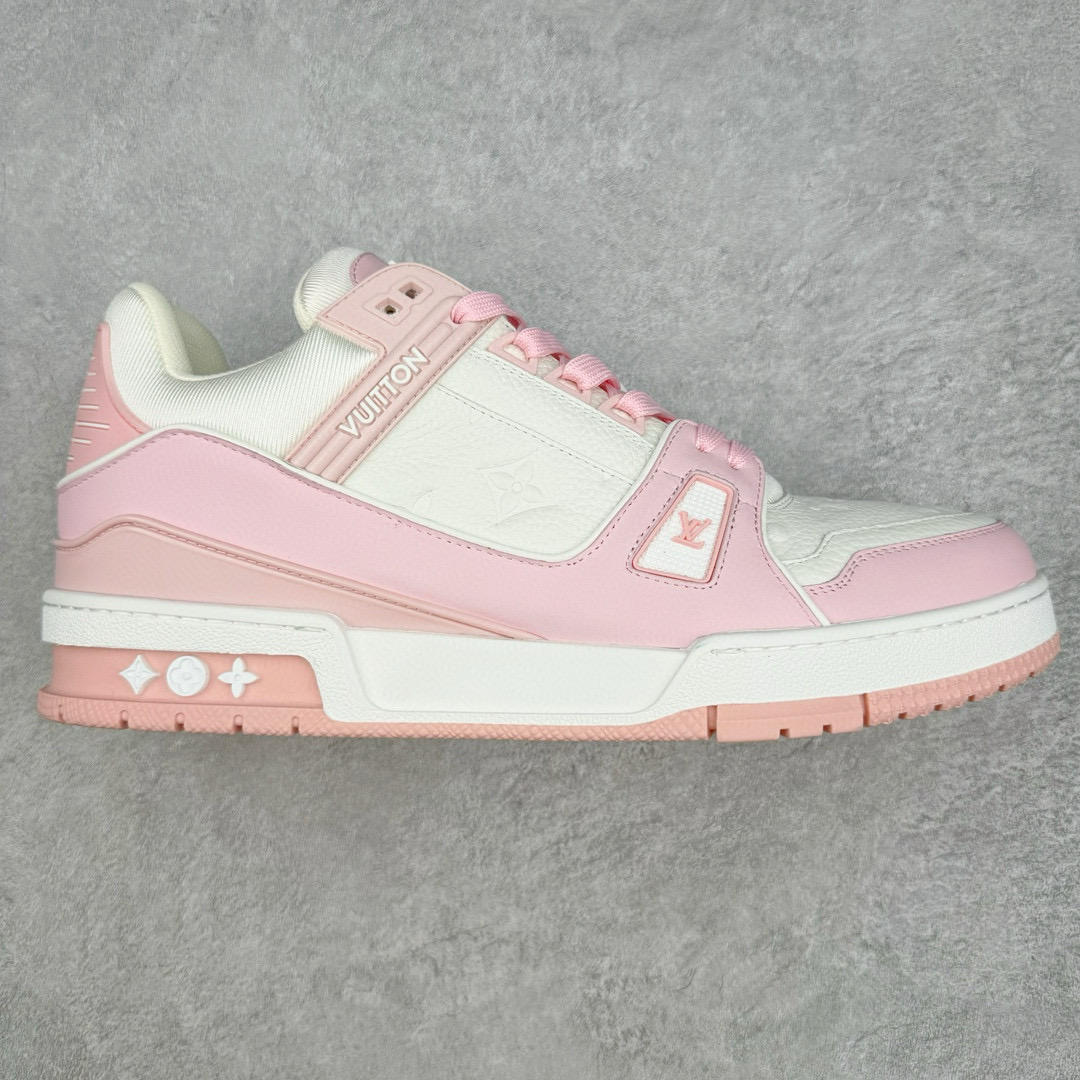 💰150真标 💰200公司级 💰350 450纯原 💰580顶级 Louis Vuitton Trainer lv时装走秀运动鞋 实力大厂出品 平台专供 成熟的做工稳定的品控 完美鞋型超高的清洁度 零毛边线头瑕疵 全套原楦原纸版原鞋开模 全网最具灵魂的版型 正确原装黄色鞋盒 正确中底印花 鞋面印花3D高频深度立体 全鞋电脑针车 紧密相连 针距密度一致 环保乳胶注塑鞋垫 厚度脚感还原原版 皮面裁剪部位 统一油边封口工艺 原装橡胶大底含胶量大底组合零偏差 专柜全套包装 防尘袋 说明书 质保卡 男女鞋 尺码：35 36 37 38 39 40 41 42 43 44 4 发货实拍💢纯原顶级💢超低价💢莆田鞋工厂直营店工厂店 直营店✅✅✅✅✅✅✅耐克 阿迪达斯 三叶草 彪马 新百伦 NB 萨洛蒙 麦昆 万斯 乔丹 乔丹低帮 乔丹板鞋 板鞋 小白鞋 贝壳头 空军 纯白空军 小麦空军 古驰 小麦 dunk 熊猫 椰子 350 700 500 SB 空军一号 跑鞋 跑步鞋 飞马 篮球鞋 足球鞋 爆米花 倒钩 脚趾 登月 马拉松 高帮 aj 欧文 科比 312 气垫 纯原 凉鞋 拖鞋 童鞋 洞洞鞋 乔4 乔3 黑武士 运动鞋 情侣鞋 阿甘 网鞋 皮鞋 LV 古驰 老爹鞋 满天星 天使 德训 斐乐 做旧 斯凯奇 亚瑟士 乔丹一代 休闲鞋 中帮 低帮 北面 大鹅 开拓者 新款 女款 男款 黑白 复古 Gt 詹姆斯 杜兰特 联名 off 黑色 影子灰 马卡龙 破二 270 aj4 aj3 aj1 aj11 魔术贴 夜光 帽子 包包 书包 裤子 运动裤 短袖 背包 外套 羽绒服 棉服 皮衣 鬼冢虎 懒人鞋 情侣鞋 大友克洋 学生 加绒 加毛 卡特 添柏岚 UGG 棉鞋 定制 陈冠希 面包鞋 aj312 登山鞋 户外鞋 羽毛球 巴黎世家 轮胎 喷泡 皮蓬 23 始祖鸟 双肩包 厚底 增高鞋 cut MLB 路易威登 做旧 麦昆 脏脏鞋 1970 帆布鞋 真爆 真碳 真皮 潮流 新款 迪奥 子弹头 美津浓 夏季 冬季 莆田鞋 纯原 空军 白色 夹克 黑白熊猫 莫兰特 灭世 顶级 头层