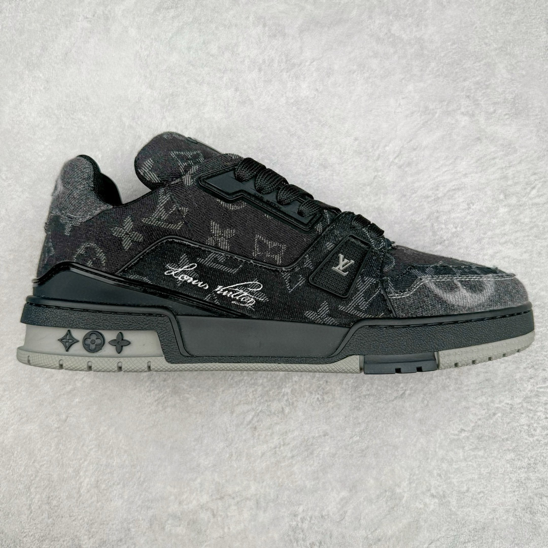 💰150真标 💰200公司级 💰350 450纯原 💰580顶级 Louis Vuitton Trainer lv时装走秀运动鞋 实力大厂出品 平台专供 成熟的做工稳定的品控 完美鞋型超高的清洁度 零毛边线头瑕疵 全套原楦原纸版原鞋开模 全网最具灵魂的版型 正确原装黄色鞋盒 正确中底印花 鞋面印花3D高频深度立体 全鞋电脑针车 紧密相连 针距密度一致 环保乳胶注塑鞋垫 厚度脚感还原原版 皮面裁剪部位 统一油边封口工艺 原装橡胶大底含胶量大底组合零偏差 专柜全套包装 防尘袋 说明书 质保卡 男女鞋 尺码：35 36 37 38 39 40 41 42 43 44 4 发货实拍💢纯原顶级💢超低价💢莆田鞋工厂直营店工厂店 直营店✅✅✅✅✅✅✅耐克 阿迪达斯 三叶草 彪马 新百伦 NB 萨洛蒙 麦昆 万斯 乔丹 乔丹低帮 乔丹板鞋 板鞋 小白鞋 贝壳头 空军 纯白空军 小麦空军 古驰 小麦 dunk 熊猫 椰子 350 700 500 SB 空军一号 跑鞋 跑步鞋 飞马 篮球鞋 足球鞋 爆米花 倒钩 脚趾 登月 马拉松 高帮 aj 欧文 科比 312 气垫 纯原 凉鞋 拖鞋 童鞋 洞洞鞋 乔4 乔3 黑武士 运动鞋 情侣鞋 阿甘 网鞋 皮鞋 LV 古驰 老爹鞋 满天星 天使 德训 斐乐 做旧 斯凯奇 亚瑟士 乔丹一代 休闲鞋 中帮 低帮 北面 大鹅 开拓者 新款 女款 男款 黑白 复古 Gt 詹姆斯 杜兰特 联名 off 黑色 影子灰 马卡龙 破二 270 aj4 aj3 aj1 aj11 魔术贴 夜光 帽子 包包 书包 裤子 运动裤 短袖 背包 外套 羽绒服 棉服 皮衣 鬼冢虎 懒人鞋 情侣鞋 大友克洋 学生 加绒 加毛 卡特 添柏岚 UGG 棉鞋 定制 陈冠希 面包鞋 aj312 登山鞋 户外鞋 羽毛球 巴黎世家 轮胎 喷泡 皮蓬 23 始祖鸟 双肩包 厚底 增高鞋 cut MLB 路易威登 做旧 麦昆 脏脏鞋 1970 帆布鞋 真爆 真碳 真皮 潮流 新款 迪奥 子弹头 美津浓 夏季 冬季 莆田鞋 纯原 空军 白色 夹克 黑白熊猫 莫兰特 灭世 顶级 头层