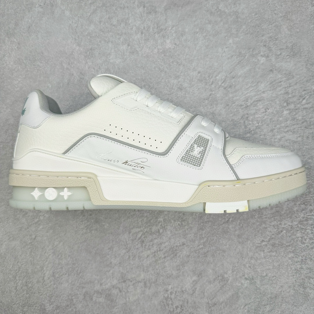💰150真标 💰200公司级 💰350 450纯原 💰580顶级 Louis Vuitton Trainer lv时装走秀运动鞋 实力大厂出品 平台专供 成熟的做工稳定的品控 完美鞋型超高的清洁度 零毛边线头瑕疵 全套原楦原纸版原鞋开模 全网最具灵魂的版型 正确原装黄色鞋盒 正确中底印花 鞋面印花3D高频深度立体 全鞋电脑针车 紧密相连 针距密度一致 环保乳胶注塑鞋垫 厚度脚感还原原版 皮面裁剪部位 统一油边封口工艺 原装橡胶大底含胶量大底组合零偏差 专柜全套包装 防尘袋 说明书 质保卡 男女鞋 尺码：35 36 37 38 39 40 41 42 43 44 4 发货实拍💢纯原顶级💢超低价💢莆田鞋工厂直营店工厂店 直营店✅✅✅✅✅✅✅耐克 阿迪达斯 三叶草 彪马 新百伦 NB 萨洛蒙 麦昆 万斯 乔丹 乔丹低帮 乔丹板鞋 板鞋 小白鞋 贝壳头 空军 纯白空军 小麦空军 古驰 小麦 dunk 熊猫 椰子 350 700 500 SB 空军一号 跑鞋 跑步鞋 飞马 篮球鞋 足球鞋 爆米花 倒钩 脚趾 登月 马拉松 高帮 aj 欧文 科比 312 气垫 纯原 凉鞋 拖鞋 童鞋 洞洞鞋 乔4 乔3 黑武士 运动鞋 情侣鞋 阿甘 网鞋 皮鞋 LV 古驰 老爹鞋 满天星 天使 德训 斐乐 做旧 斯凯奇 亚瑟士 乔丹一代 休闲鞋 中帮 低帮 北面 大鹅 开拓者 新款 女款 男款 黑白 复古 Gt 詹姆斯 杜兰特 联名 off 黑色 影子灰 马卡龙 破二 270 aj4 aj3 aj1 aj11 魔术贴 夜光 帽子 包包 书包 裤子 运动裤 短袖 背包 外套 羽绒服 棉服 皮衣 鬼冢虎 懒人鞋 情侣鞋 大友克洋 学生 加绒 加毛 卡特 添柏岚 UGG 棉鞋 定制 陈冠希 面包鞋 aj312 登山鞋 户外鞋 羽毛球 巴黎世家 轮胎 喷泡 皮蓬 23 始祖鸟 双肩包 厚底 增高鞋 cut MLB 路易威登 做旧 麦昆 脏脏鞋 1970 帆布鞋 真爆 真碳 真皮 潮流 新款 迪奥 子弹头 美津浓 夏季 冬季 莆田鞋 纯原 空军 白色 夹克 黑白熊猫 莫兰特 灭世 顶级 头层