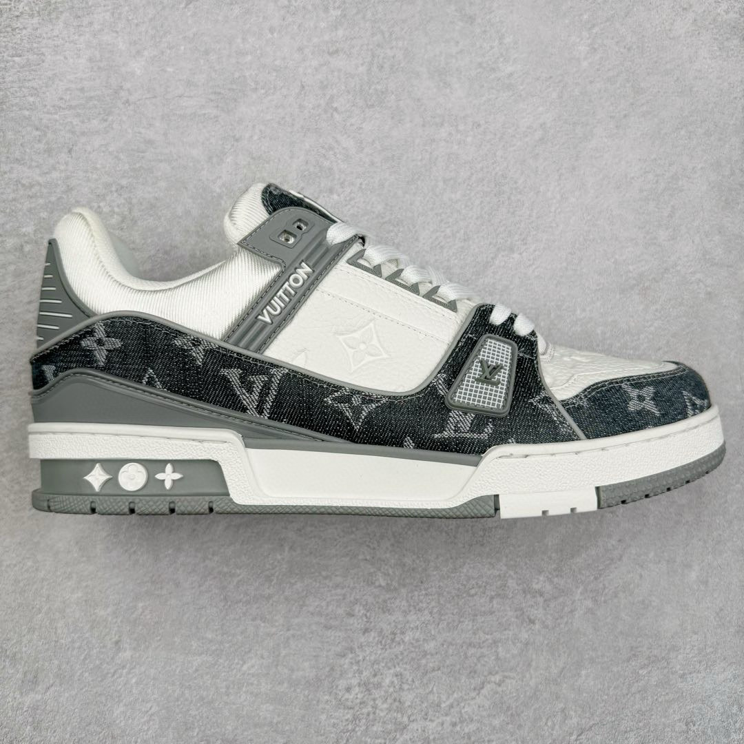 💰150真标 💰200公司级 💰350 450纯原 💰580顶级 Louis Vuitton Trainer lv时装走秀运动鞋 实力大厂出品 平台专供 成熟的做工稳定的品控 完美鞋型超高的清洁度 零毛边线头瑕疵 全套原楦原纸版原鞋开模 全网最具灵魂的版型 正确原装黄色鞋盒 正确中底印花 鞋面印花3D高频深度立体 全鞋电脑针车 紧密相连 针距密度一致 环保乳胶注塑鞋垫 厚度脚感还原原版 皮面裁剪部位 统一油边封口工艺 原装橡胶大底含胶量大底组合零偏差 专柜全套包装 防尘袋 说明书 质保卡 男女鞋 尺码：35 36 37 38 39 40 41 42 43 44 4 发货实拍💢纯原顶级💢超低价💢莆田鞋工厂直营店工厂店 直营店✅✅✅✅✅✅✅耐克 阿迪达斯 三叶草 彪马 新百伦 NB 萨洛蒙 麦昆 万斯 乔丹 乔丹低帮 乔丹板鞋 板鞋 小白鞋 贝壳头 空军 纯白空军 小麦空军 古驰 小麦 dunk 熊猫 椰子 350 700 500 SB 空军一号 跑鞋 跑步鞋 飞马 篮球鞋 足球鞋 爆米花 倒钩 脚趾 登月 马拉松 高帮 aj 欧文 科比 312 气垫 纯原 凉鞋 拖鞋 童鞋 洞洞鞋 乔4 乔3 黑武士 运动鞋 情侣鞋 阿甘 网鞋 皮鞋 LV 古驰 老爹鞋 满天星 天使 德训 斐乐 做旧 斯凯奇 亚瑟士 乔丹一代 休闲鞋 中帮 低帮 北面 大鹅 开拓者 新款 女款 男款 黑白 复古 Gt 詹姆斯 杜兰特 联名 off 黑色 影子灰 马卡龙 破二 270 aj4 aj3 aj1 aj11 魔术贴 夜光 帽子 包包 书包 裤子 运动裤 短袖 背包 外套 羽绒服 棉服 皮衣 鬼冢虎 懒人鞋 情侣鞋 大友克洋 学生 加绒 加毛 卡特 添柏岚 UGG 棉鞋 定制 陈冠希 面包鞋 aj312 登山鞋 户外鞋 羽毛球 巴黎世家 轮胎 喷泡 皮蓬 23 始祖鸟 双肩包 厚底 增高鞋 cut MLB 路易威登 做旧 麦昆 脏脏鞋 1970 帆布鞋 真爆 真碳 真皮 潮流 新款 迪奥 子弹头 美津浓 夏季 冬季 莆田鞋 纯原 空军 白色 夹克 黑白熊猫 莫兰特 灭世 顶级 头层