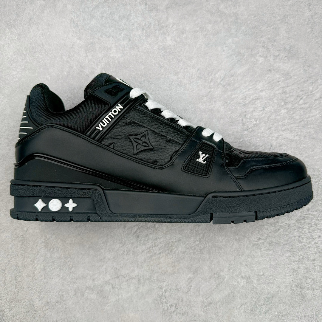 💰150真标 💰200公司级 💰350 450纯原 💰580顶级 Louis Vuitton Trainer lv时装走秀运动鞋 实力大厂出品 平台专供 成熟的做工稳定的品控 完美鞋型超高的清洁度 零毛边线头瑕疵 全套原楦原纸版原鞋开模 全网最具灵魂的版型 正确原装黄色鞋盒 正确中底印花 鞋面印花3D高频深度立体 全鞋电脑针车 紧密相连 针距密度一致 环保乳胶注塑鞋垫 厚度脚感还原原版 皮面裁剪部位 统一油边封口工艺 原装橡胶大底含胶量大底组合零偏差 专柜全套包装 防尘袋 说明书 质保卡 男女鞋 尺码：35 36 37 38 39 40 41 42 43 44 4 发货实拍💢纯原顶级💢超低价💢莆田鞋工厂直营店工厂店 直营店✅✅✅✅✅✅✅耐克 阿迪达斯 三叶草 彪马 新百伦 NB 萨洛蒙 麦昆 万斯 乔丹 乔丹低帮 乔丹板鞋 板鞋 小白鞋 贝壳头 空军 纯白空军 小麦空军 古驰 小麦 dunk 熊猫 椰子 350 700 500 SB 空军一号 跑鞋 跑步鞋 飞马 篮球鞋 足球鞋 爆米花 倒钩 脚趾 登月 马拉松 高帮 aj 欧文 科比 312 气垫 纯原 凉鞋 拖鞋 童鞋 洞洞鞋 乔4 乔3 黑武士 运动鞋 情侣鞋 阿甘 网鞋 皮鞋 LV 古驰 老爹鞋 满天星 天使 德训 斐乐 做旧 斯凯奇 亚瑟士 乔丹一代 休闲鞋 中帮 低帮 北面 大鹅 开拓者 新款 女款 男款 黑白 复古 Gt 詹姆斯 杜兰特 联名 off 黑色 影子灰 马卡龙 破二 270 aj4 aj3 aj1 aj11 魔术贴 夜光 帽子 包包 书包 裤子 运动裤 短袖 背包 外套 羽绒服 棉服 皮衣 鬼冢虎 懒人鞋 情侣鞋 大友克洋 学生 加绒 加毛 卡特 添柏岚 UGG 棉鞋 定制 陈冠希 面包鞋 aj312 登山鞋 户外鞋 羽毛球 巴黎世家 轮胎 喷泡 皮蓬 23 始祖鸟 双肩包 厚底 增高鞋 cut MLB 路易威登 做旧 麦昆 脏脏鞋 1970 帆布鞋 真爆 真碳 真皮 潮流 新款 迪奥 子弹头 美津浓 夏季 冬季 莆田鞋 纯原 空军 白色 夹克 黑白熊猫 莫兰特 灭世 顶级 头层