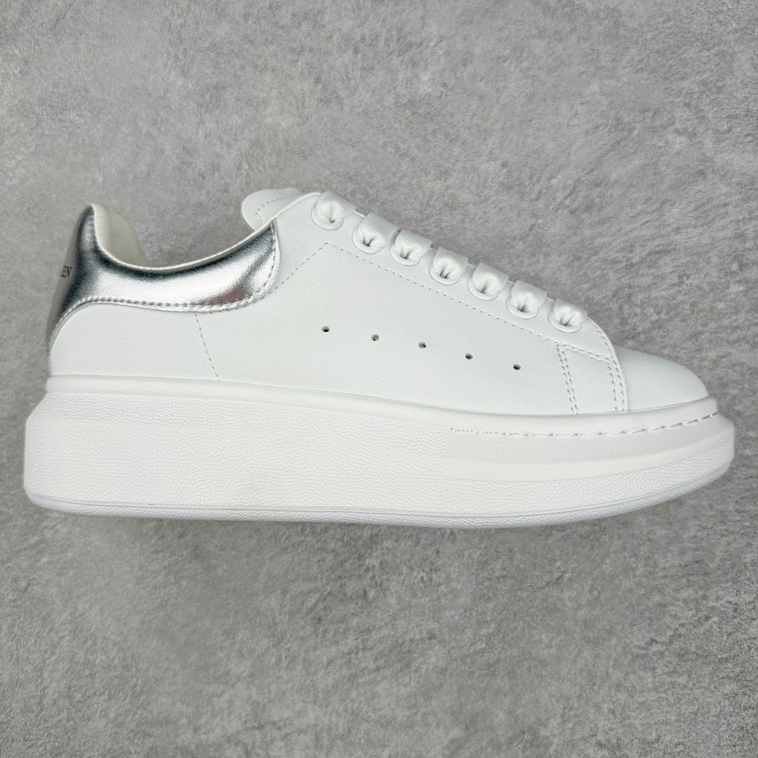 真标💰130 150 公司级💰200 纯原💰280 顶级💰450 Alexander McQueen/亚历山大麦昆
松糕鞋厚底增高小白鞋 垫脚 回弹度到位 耐磨又舒适 鞋底厚4.5cm 工厂店 直营店
Alexander McQueen/亚历山大麦昆 松糕鞋厚底增高小白鞋 进口丝绸亚光皮面 水染羊皮内里 牛皮垫脚 回弹度到位 耐磨又舒适 鞋底厚4.5cm 全套原版包装 配件齐全 官方一致 凹凸定制正品原盒包装 右脚鞋舌嵌入防伪芯片装置 外盒鞋标官方二维码扫码+防伪芯片 尺码：35/45
编码：by2936030 耐克 阿迪达斯 三叶草 椰子350 v2 sb dunk 古驰脏脏鞋 麦昆 匡威1970s 万斯 vans 范斯 新百伦 乔丹 air jordan 亚瑟士 斯凯奇 斐乐 彪马 锐步 mlb fila 鬼冢虎 莆田鞋 板鞋 樱花粉 af1 高帮 纯白 复古 满天星 解构 鞋盾 小麦色 蓝粉 马卡龙 低帮 独角兽 鸳鸯 联名 童鞋 冰淇淋 骨白冰蓝 白蓝 黑色 小白鞋 电玩像素 黑白 涂鸦 镭射 雾霾 白色 diy 1970s 夜光 大童 泼墨 中帮 黑武士 洛克公园 魔术贴 情侣 经典 四钩 奶咖色 刮刮乐 白丝绸 白银 3m 反光 白绿夜光 白橙双钩 小雏菊 权志龙 白绿橙 off white 飞线 金钩 冰块 小银钩 笑脸 缝线 剪纸 纯黑 蓝丝绸 情人节限定 白金 蓝白 354 黑曜石 熊猫 像素 冰蓝 四小勾 水晶底 寿桃 洞洞鞋 彩虹像素 灰色 air force 1 黑色 拖鞋 aj4 aj35 aj11 篮球鞋 莆田 aj3 aj6 aj13 aj7 童鞋 儿童鞋 aj312 aj36 黑白奥利奥 传奇蓝 aj32 限量版 飞人拖鞋 康扣 熊猫 北卡蓝 low 白水泥 藤原浩 aj34郭艾伦 影子灰 蒂芙尼绿 aj10 倒钩 aj9 冰雪奇缘 黑曜石 aj31 aj270 球鞋 大魔王 冰激凌 樱木花道 热熔岩 迪奥联名 胭脂红 凉鞋 aj15 满天星 水泥灰 芝加哥 鸳鸯 aj28 情侣 aj28 樱花粉 电玩像素 北卡蓝 小迪奥 粉色 樱花粉 电玩像素 烟灰 变色龙 兵马俑 大巴黎 aj16 兔八哥 马卡龙 大学蓝 aj30 黑水泥 白蛇 叶绿素 火影 白水泥 情人节限定 粉蛇 黑红 球鞋gtcut kobe球鞋 zoom kobe 500黑武士 2022r nike星空 gt球鞋 zoom跑鞋 纽巴伦990 nikecourt女鞋 zoom aj1 nb827 斐乐hike nike青花瓷 aj镭射 科6 next跑鞋 宇航员2.0 小白鞋 男鞋 运动鞋 斯凯奇 斐乐 板鞋 aj 彪马 新百伦 亚瑟士 new balance adidas 阿迪达斯 篮球鞋 空军一号 纯白 跑步鞋 vision street wear puma 女运动休闲鞋 nb 情侣鞋 球鞋 dunk 美津浓 欧文7 运动鞋女款跑步鞋 休闲男鞋 aj1 拖鞋 耐克鞋男新款 鞋子 童鞋 男款 飞马 zoom 超级飞马 跑鞋 老爹鞋 air max 儿童鞋子 男士 飞马38 m2k 日落 黑白熊猫 女款 飞马39 男款 阿甘鞋 飞马37 夏季 dunk sb 华夫鞋 凉鞋 开拓者 夏款 毛毛虫 气垫 air zoom 休闲鞋 高帮 帆布鞋 sacai 2022 vapormax 赤足 飞马36 af1 紫葡萄 树莓紫 winflo8 court女鞋 网鞋 zoom 破二 dc0774 拖鞋 superfly 子弹头 dunk黑白熊猫 blazer max270 欧文7 小童鞋 阿尔法 欧文8 登月 星空 莆田 黑武士 airmax97 贝壳头 三叶草 boost forum 椰子鞋 yeezy neo 暗夜精灵 金标 椰子 350 v2 ultraboost 清风 阿尔法 涉水鞋 ub21 ub22 forum84 ub nmd 爆米花 pro2 cut supernova x9000 椰子500 小椰子 forum low 史密斯 椰子700 樱花系列女鞋 新百伦530 327 574 5740 满天星 992 550 990 303 nb2002ra 302 元祖灰 993 990v5 nb300 ms327 580 999 nb327新百伦 新百伦878 nb300 5740奶茶色 m5740nb5740 997 608 452 nbms327 992元祖灰 996 880 低帮 倒钩 aj1 low 北卡蓝 黑曜石 倒钩藤原浩鞋 芝加哥 禁穿 小迪奥aj1 aj1大学蓝 樱花粉 烟灰 闪电倒钩 mid 影子灰 白丝绸 黑红脚趾 黑红 马卡龙 小dior 蒂芙尼绿 黑脚趾 小摩卡 蜘蛛侠 兔八哥 莆田纯原 纯白 中帮 黑粉脚趾 鸳鸯 low摩卡棕 扣碎 倒钩低帮 小闪电 凯尔特人 芝加哥ow联名 灰白 红豆奶茶 叛逆 换底 扣碎篮板 摩卡棕 迪奥联名鞋 皇家蓝 低帮女鞋倒钩白棕 泡泡糖 黑粉脚趾 北卡蓝低帮 黑绿脚趾 影子灰 蒂芙尼绿 黑脚趾 浆果粉 扣碎篮板 鸳鸯 冰淇淋 白丝绸 激光蓝 offwhite联名 黑粉脚趾 蓝 水洗丹宁 情人节 午夜蓝 凯尔特人 泡泡糖 男鞋 女鞋 夏季 儿童 拖鞋 小众鞋 篮球鞋 凉鞋 运动鞋 跑步鞋 童鞋 板鞋 日落 足球鞋 小白鞋 跑鞋 老爹鞋 zoom 超级飞马 36 37 38 sb dunk 鞋子 新款 m2k air max 薄款 赤足5.0 星空 登月 回到未来 vapormax 超轻 网鞋 气垫鞋 阿甘鞋 休闲鞋 47 blazer 高帮 樱花粉 free